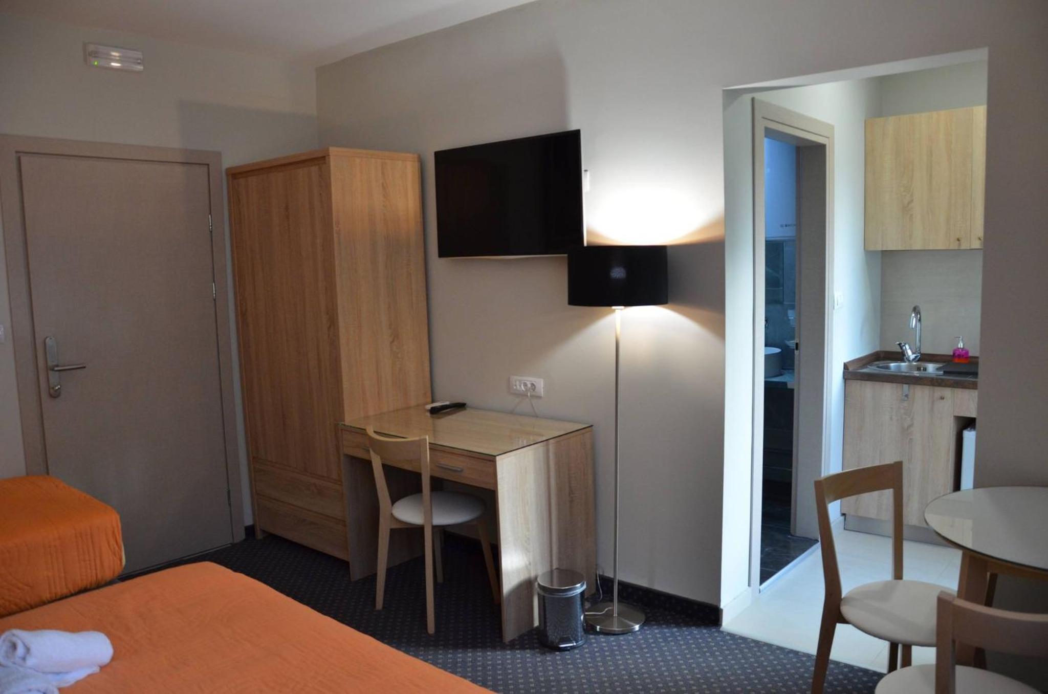 One-Bedroom Apartment - Photo 8