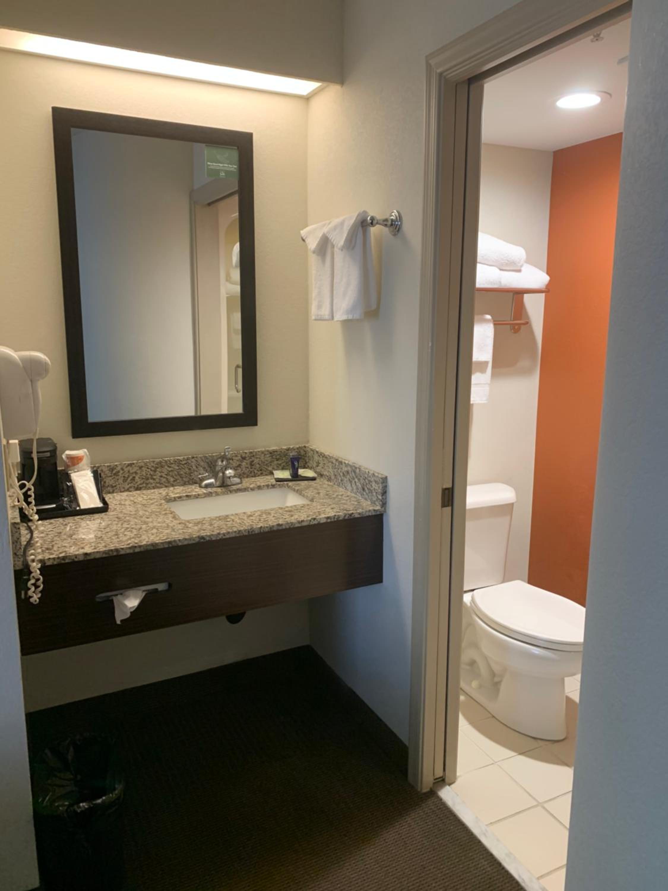 Double Room with Two Double Beds and Tub - Mobility Accessible/Non-Smoking - Photo 5