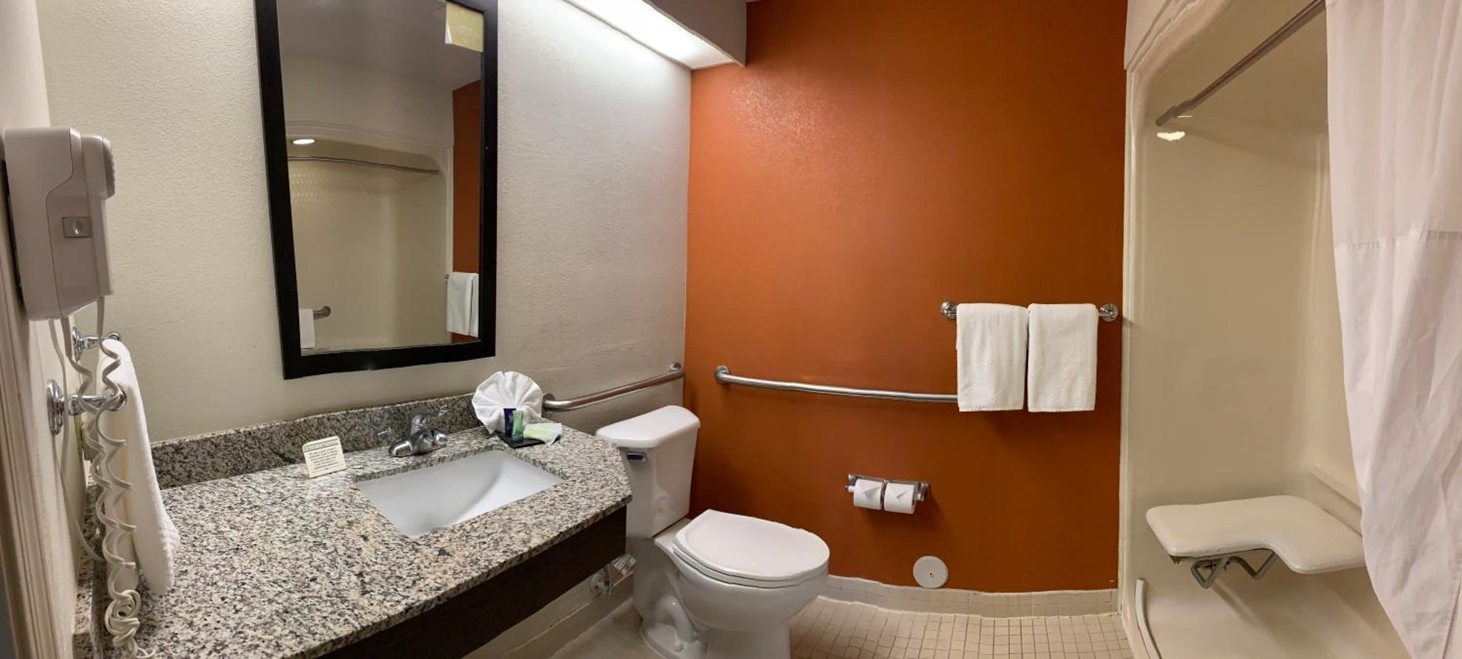 Double Room with Two Double Beds and Roll In Shower - Mobility Accessible/Non-Smoking - Photo 6