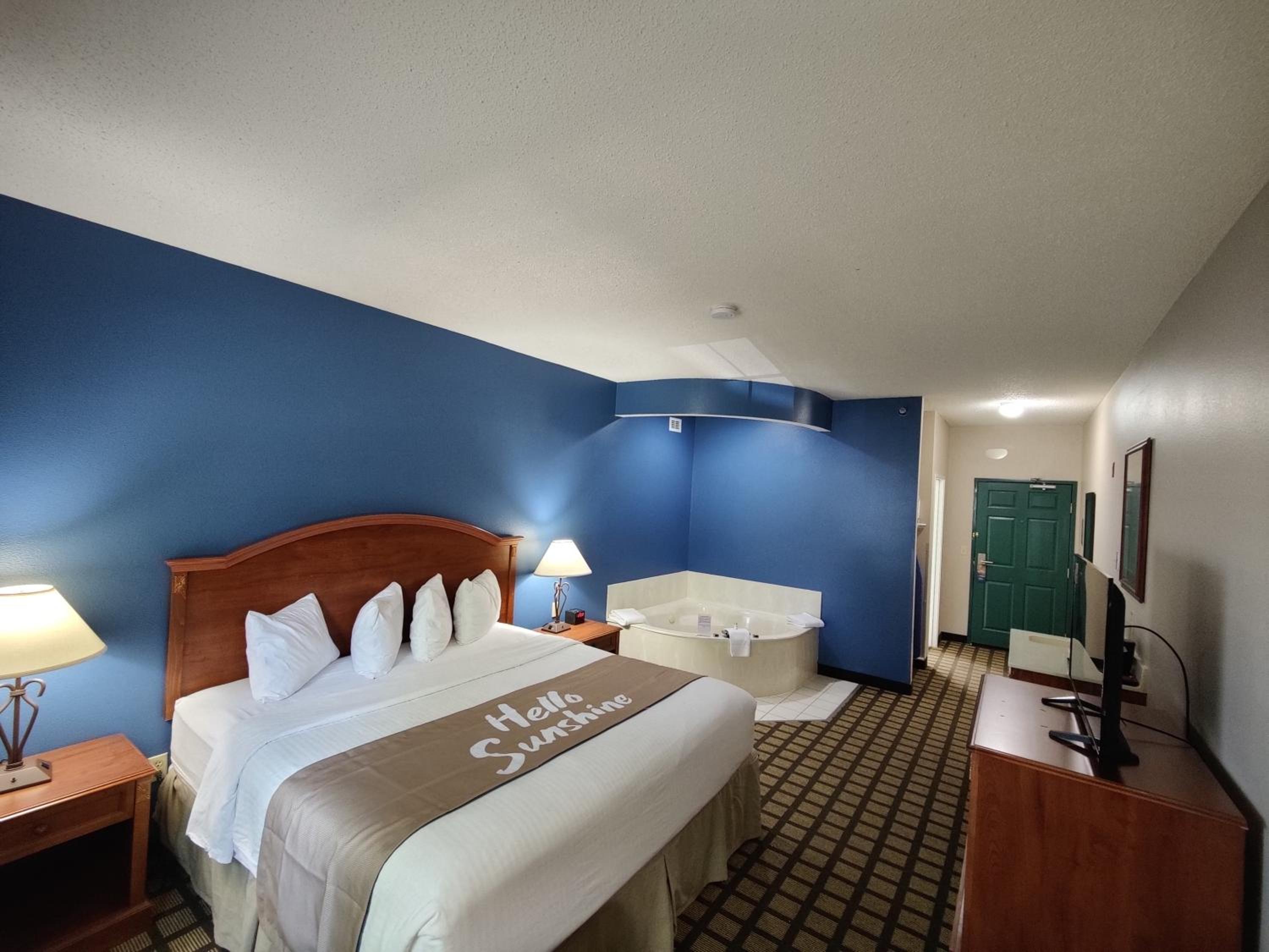 King Suite with Jetted Tub - Non-Smoking photo 2