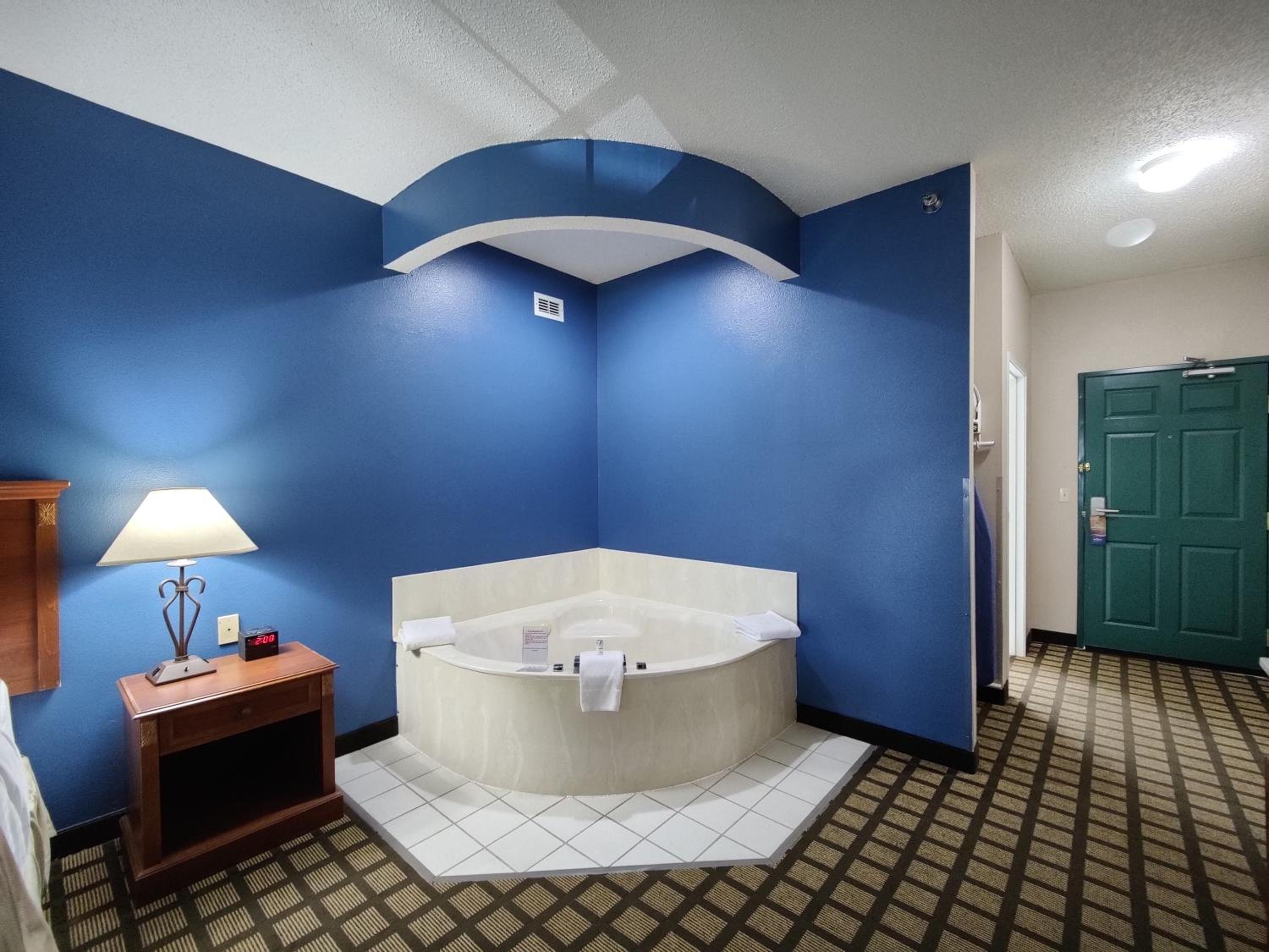 King Suite with Jetted Tub - Non-Smoking photo 3