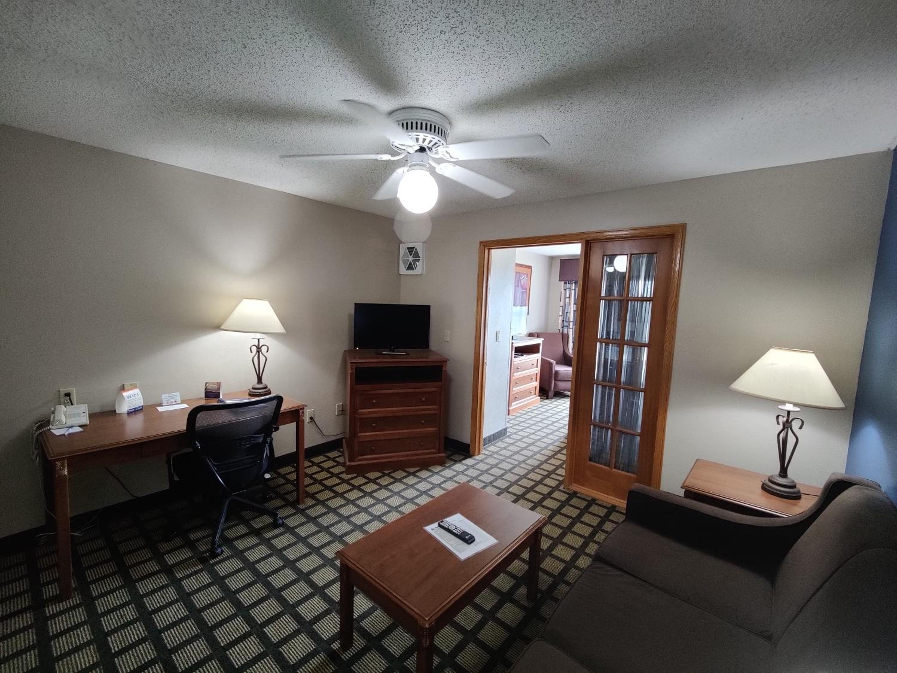 King Suite with Sofa Bed - Non-Smoking photo 2