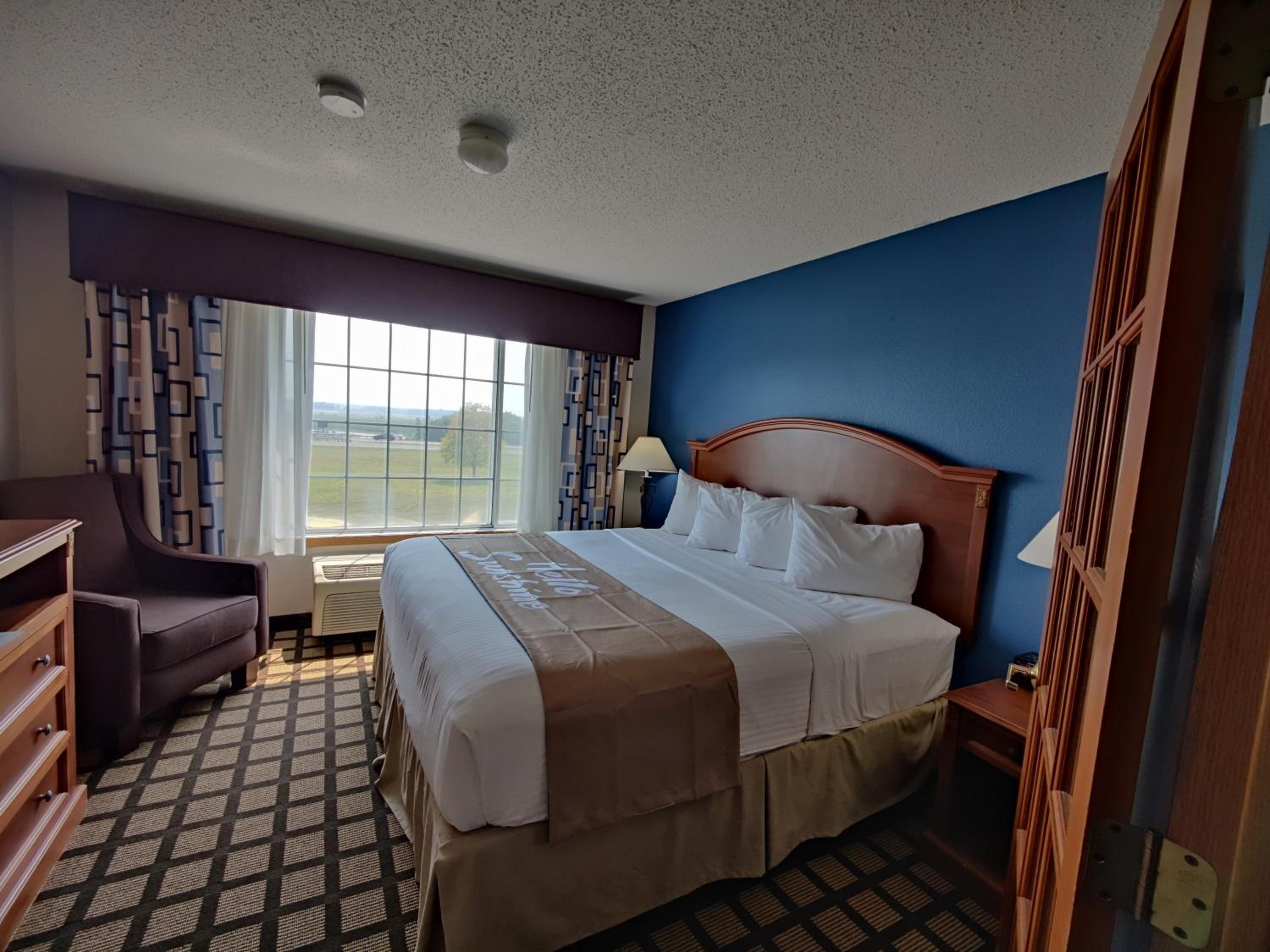 King Suite with Sofa Bed - Non-Smoking photo 3
