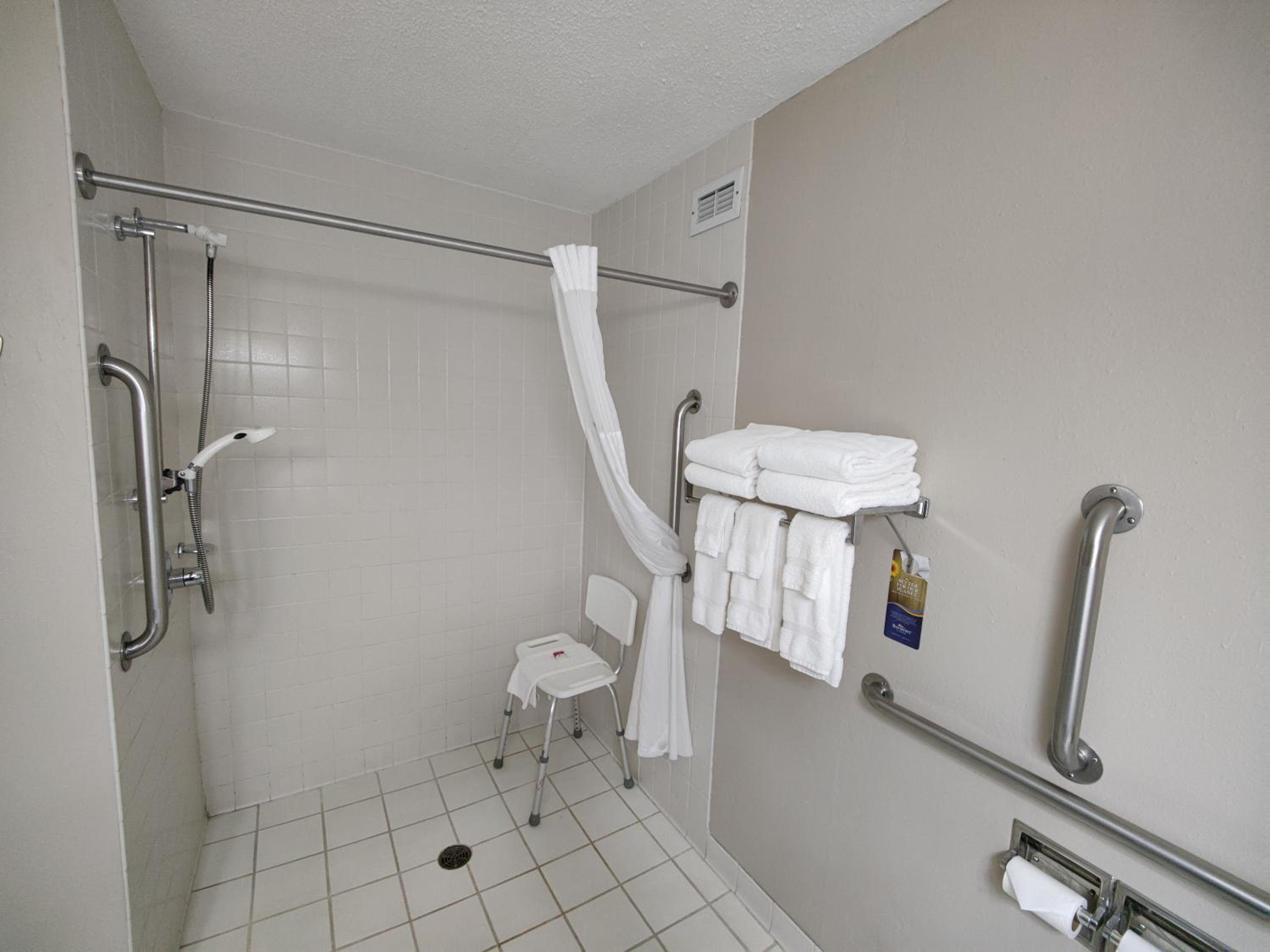 Queen Room with Two Queen Beds and Roll In Shower - Mobility Accessible/Non-Smoking photo 3