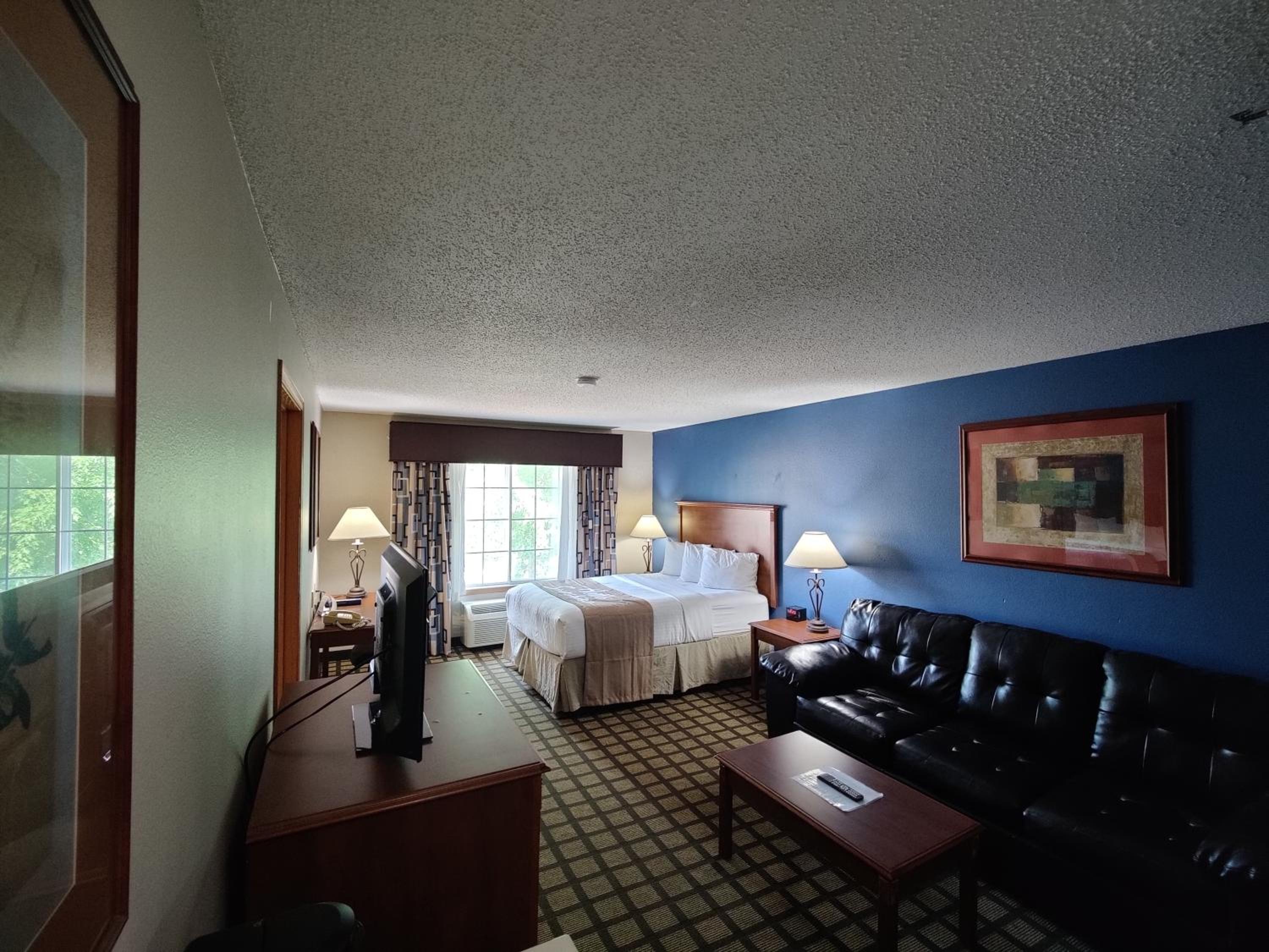 Queen Suite with Two Queen Beds and Sofa - Non-Smoking photo 3