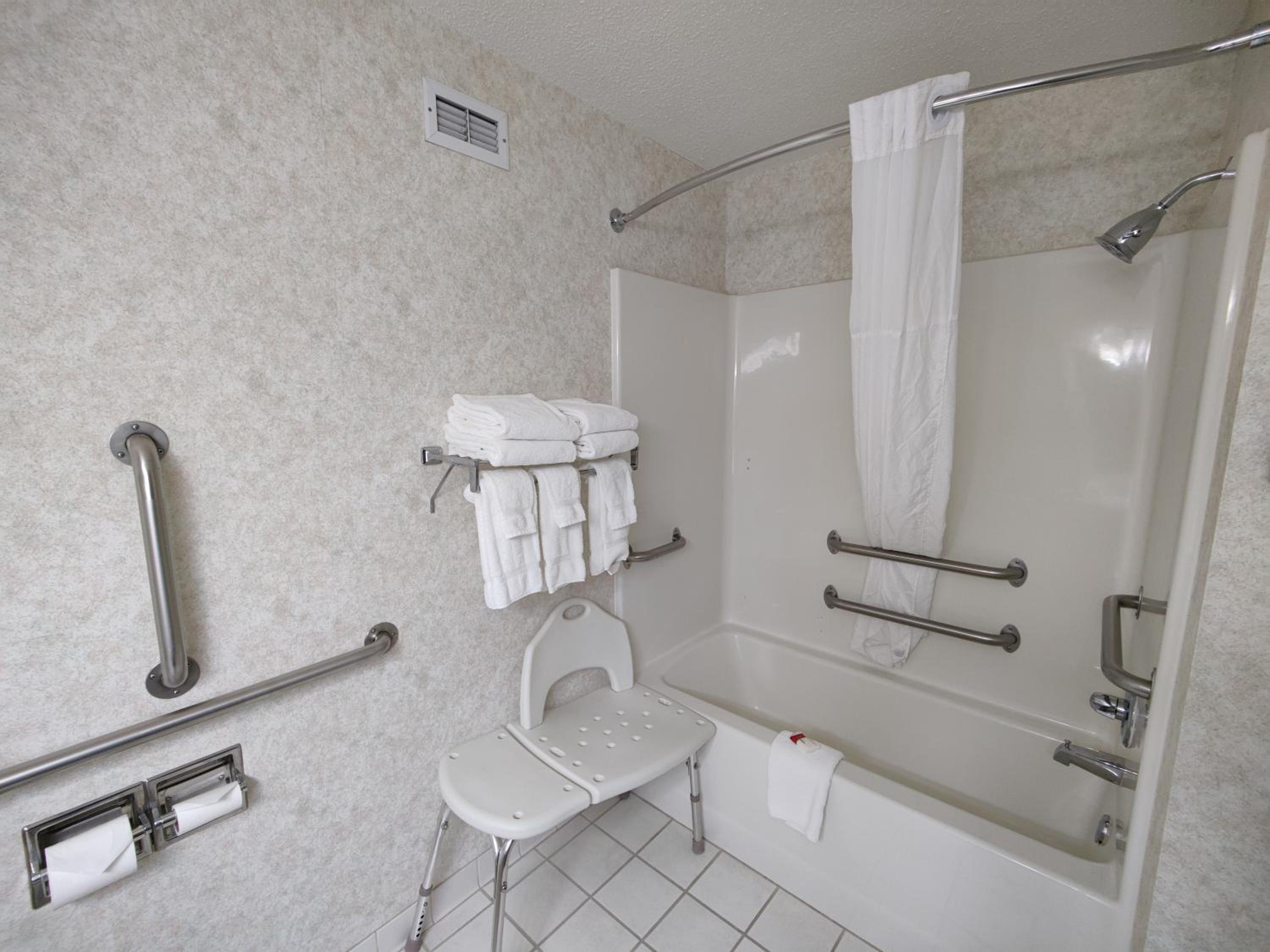 Queen Room with Two Queen Beds and Bathtub - Mobility Accessible/Non-Smoking photo 3