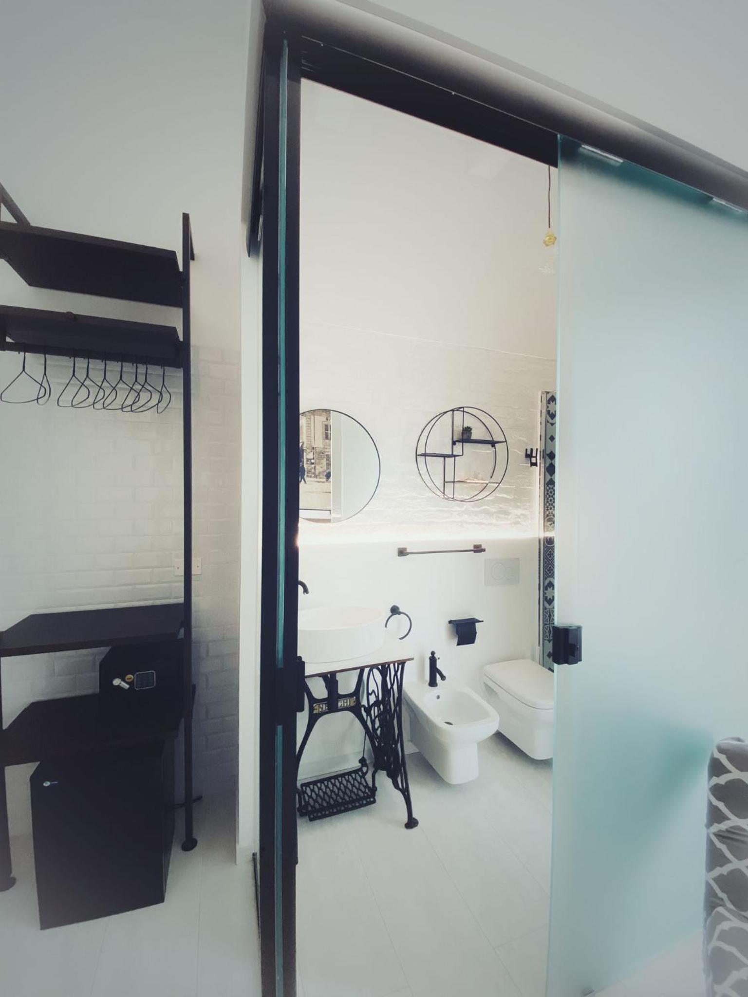 Superior Double or Twin Room with City View - Photo 20