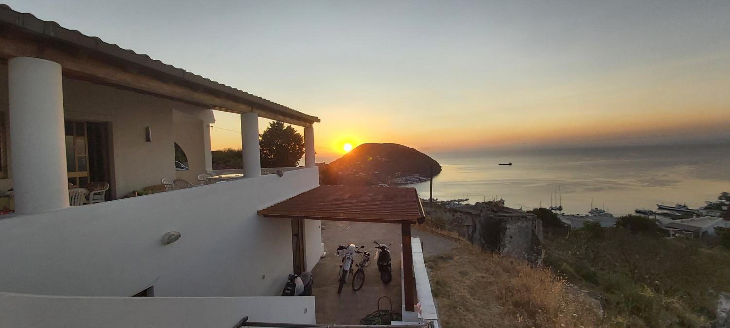 Deluxe Double Room with Sea View - Photo 3