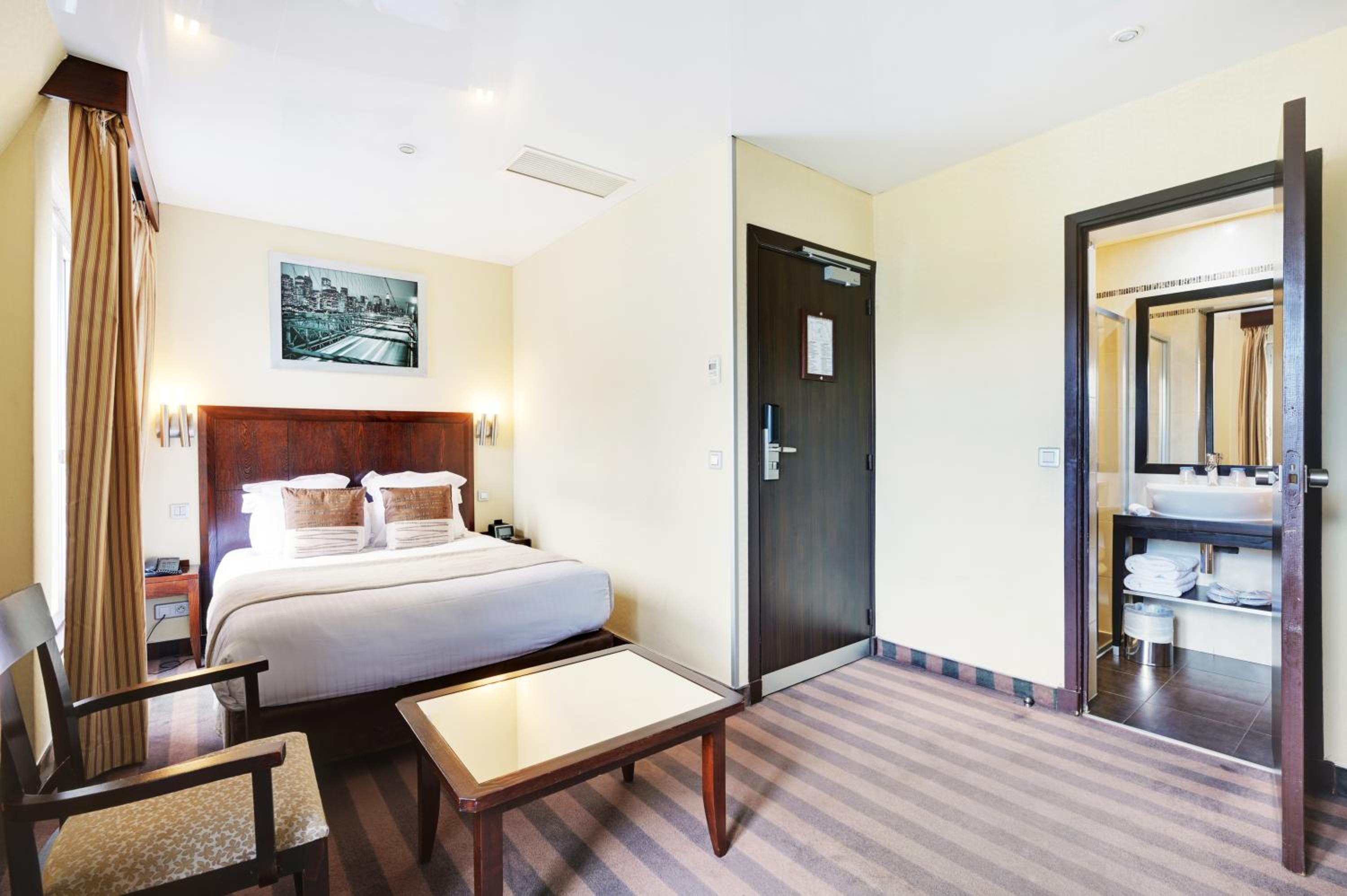 Executive Double Room thumbnail 5