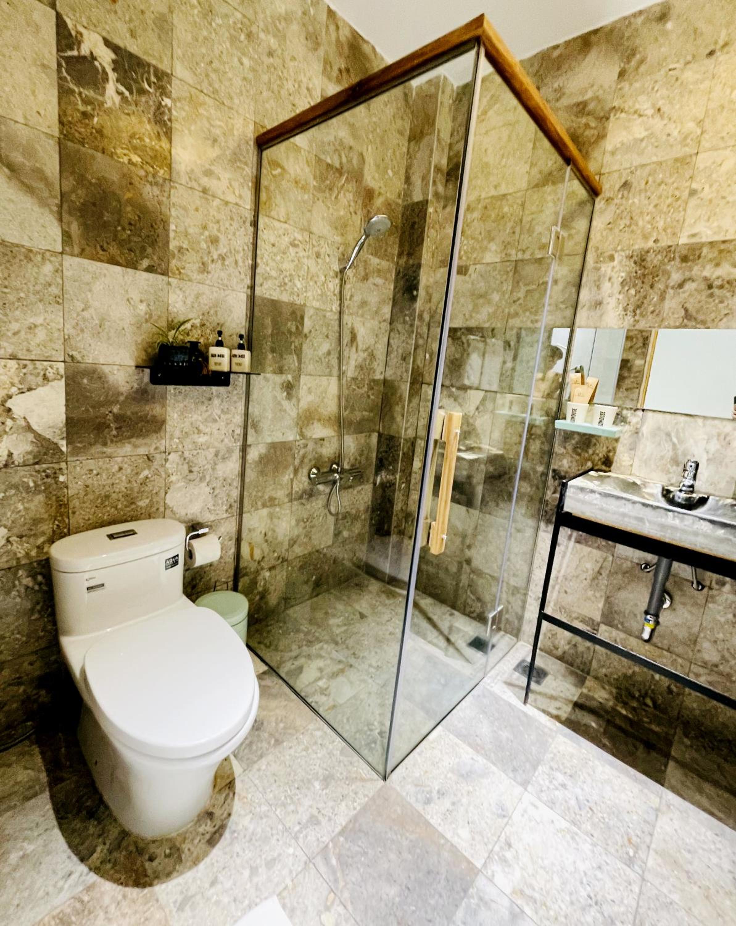 Twin Room with Private Bathroom photo 2