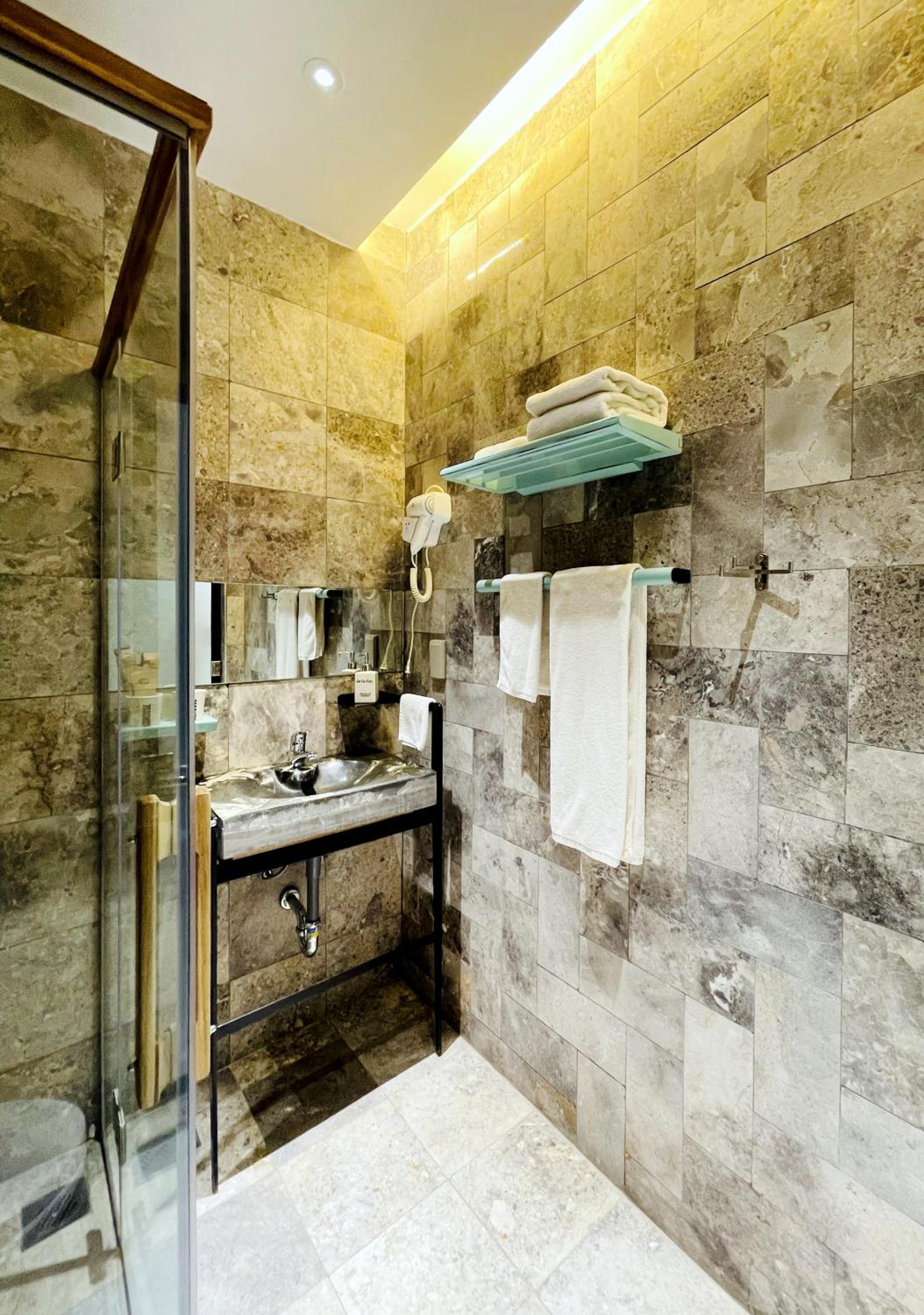 Twin Room with Private Bathroom photo 3