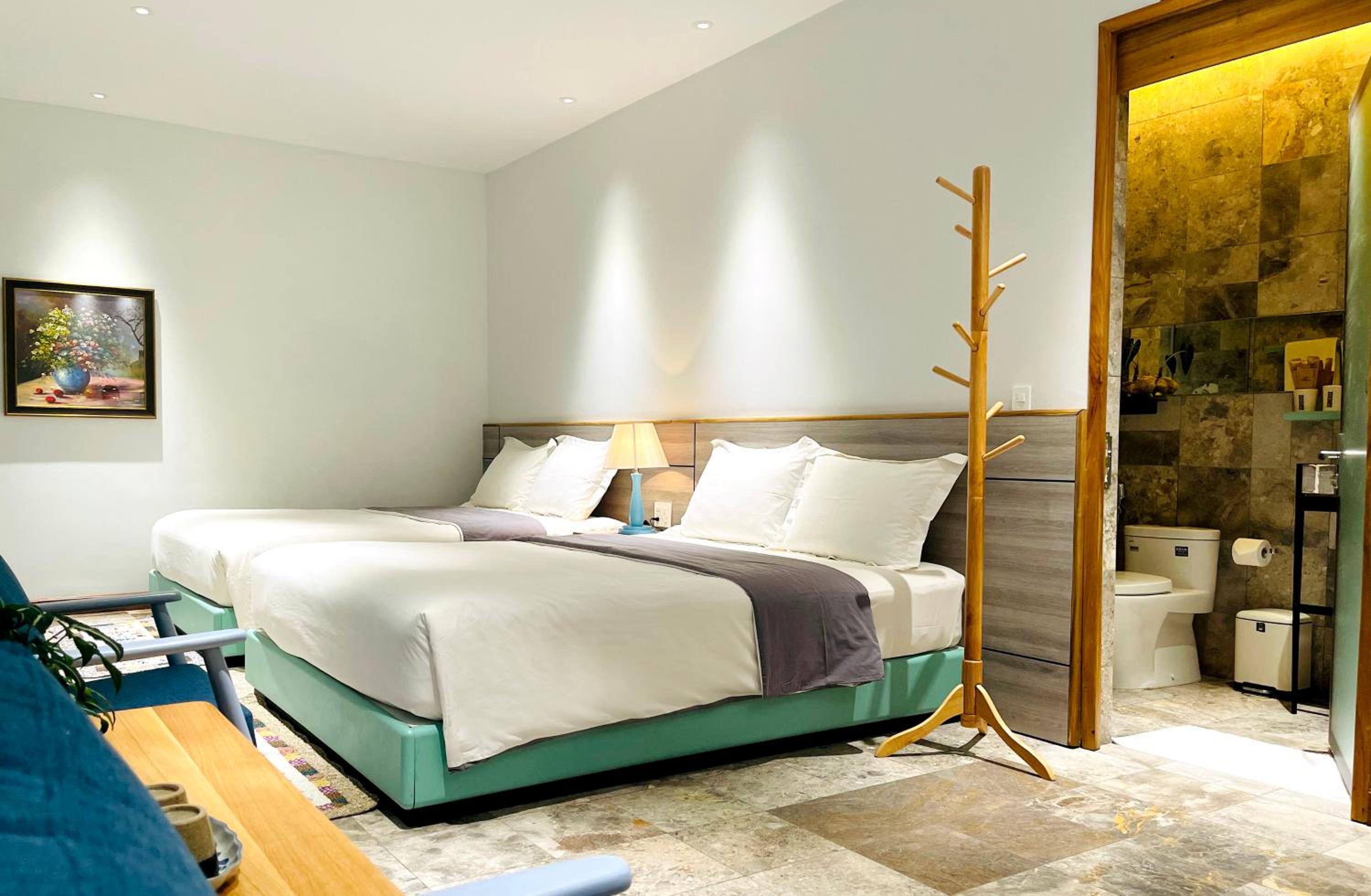 Quadruple Room with Private Bathroom photo 3