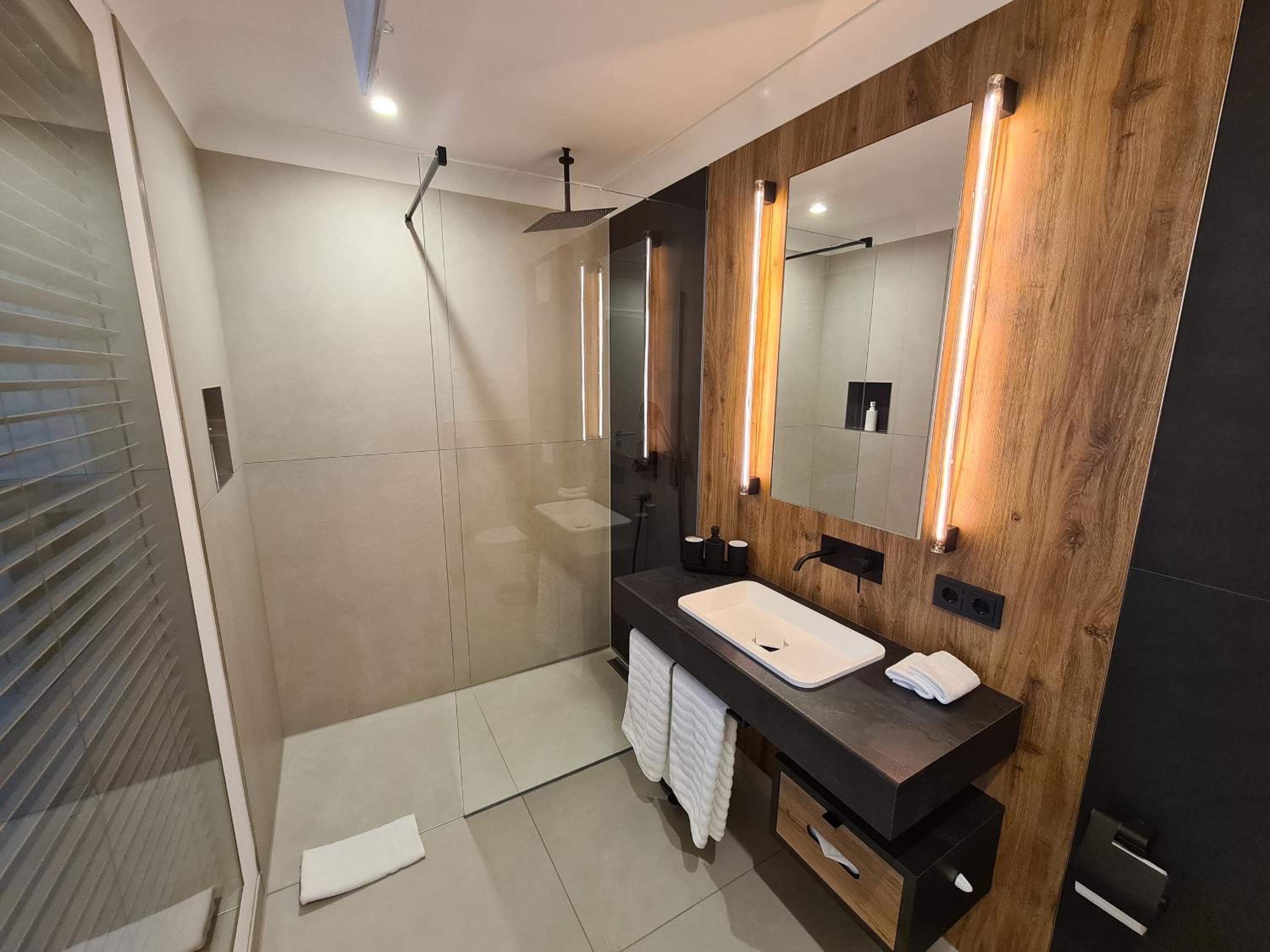 Superior King Room - Photo 4