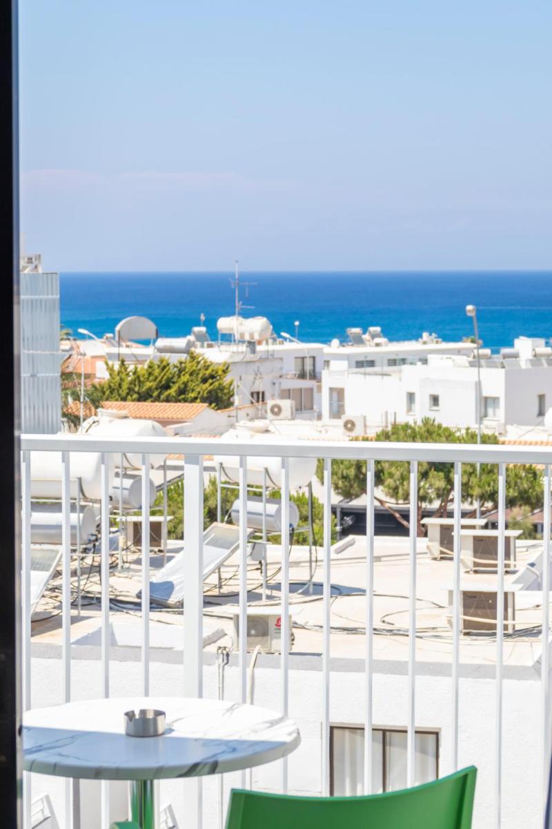 Apartment with Balcony photo 3
