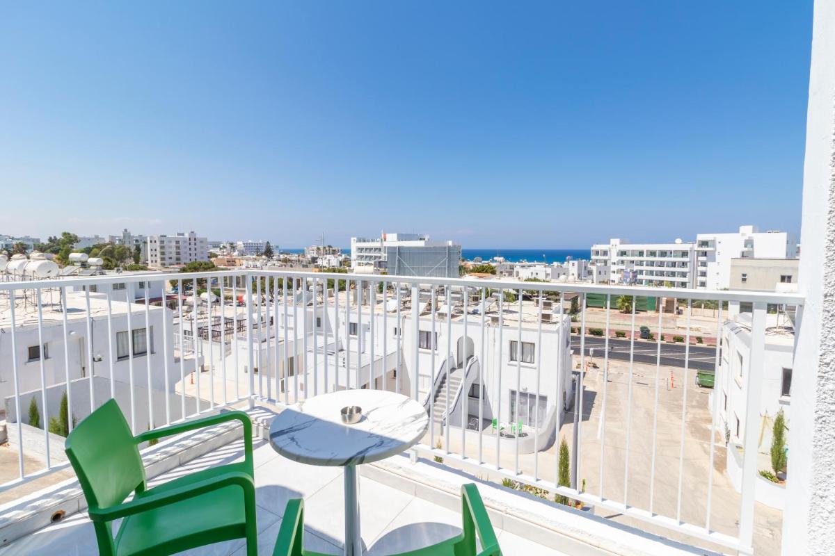 Apartment with Balcony photo 2