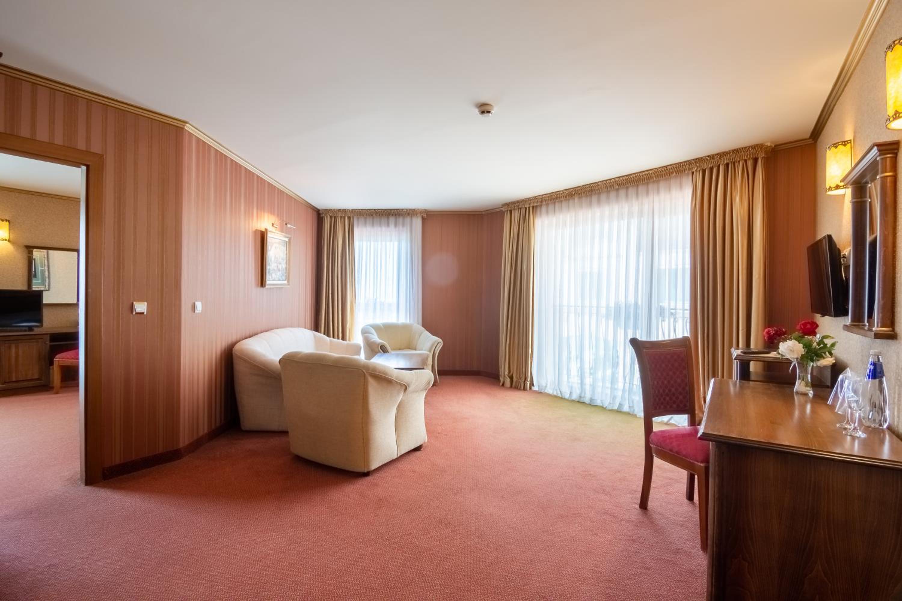 One-Bedroom Suite photo 3