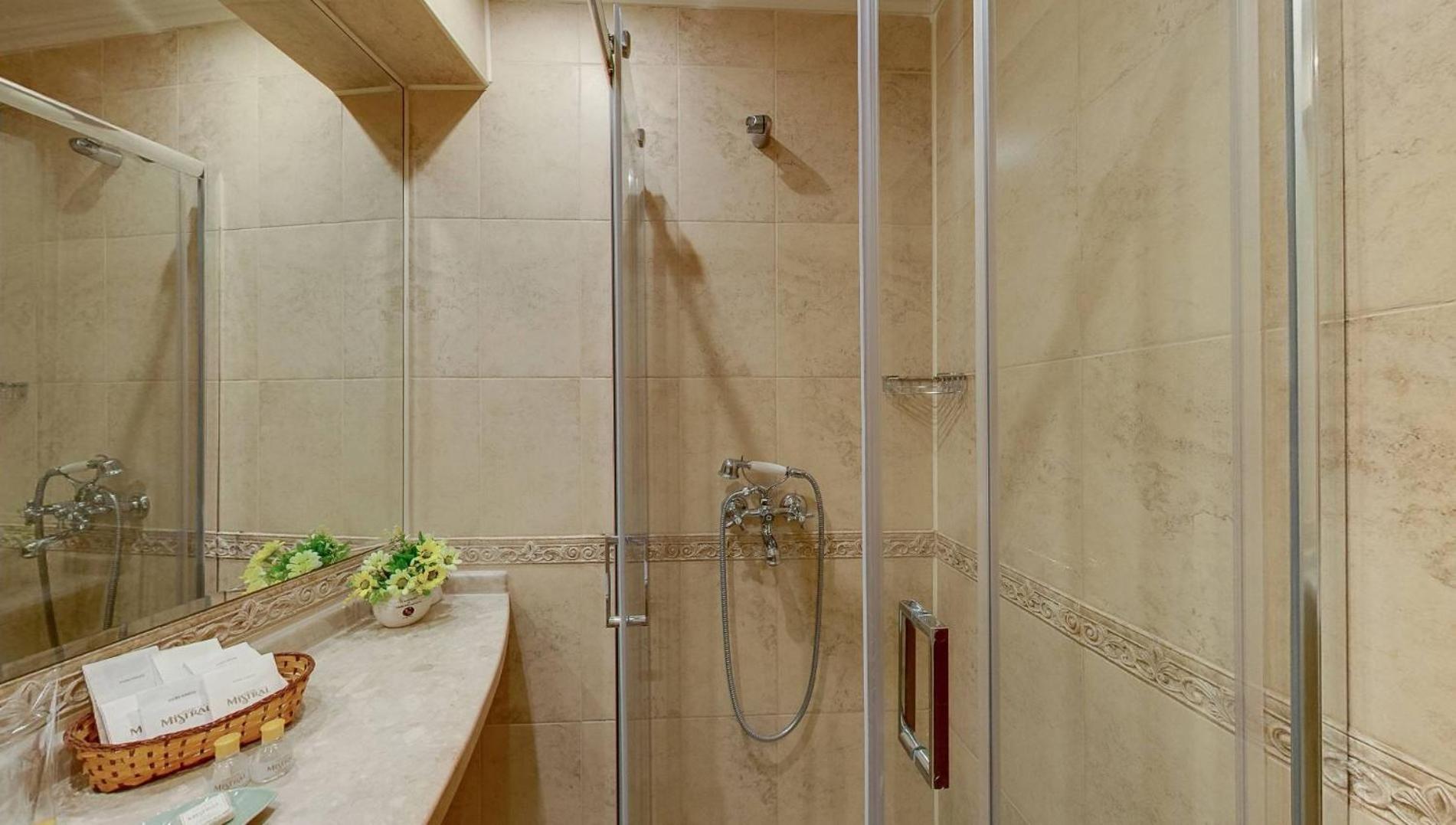 Double or Twin Room with Partial Sea View photo 2