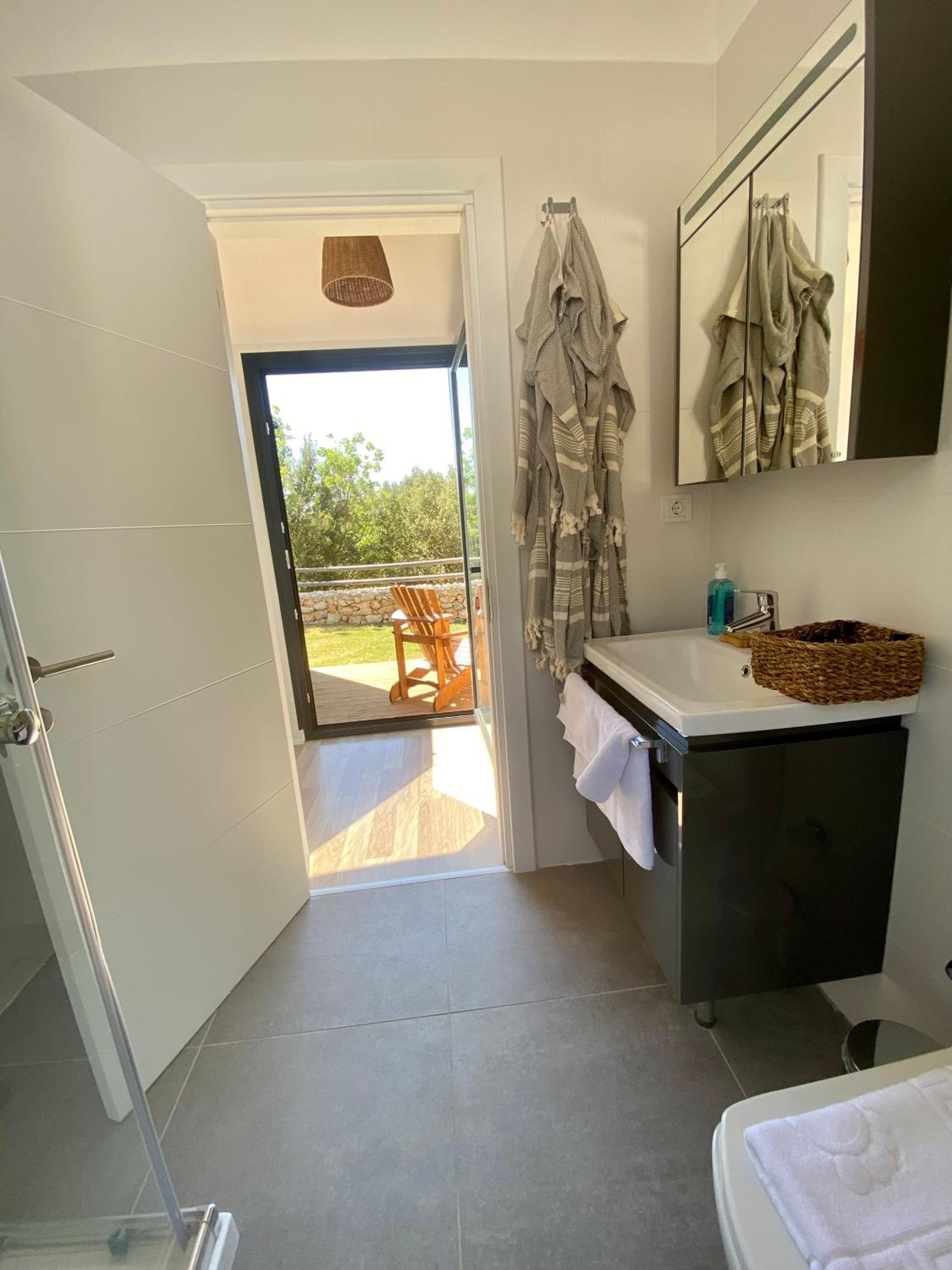 Deluxe Double Room with Jacuzzi - Photo 5