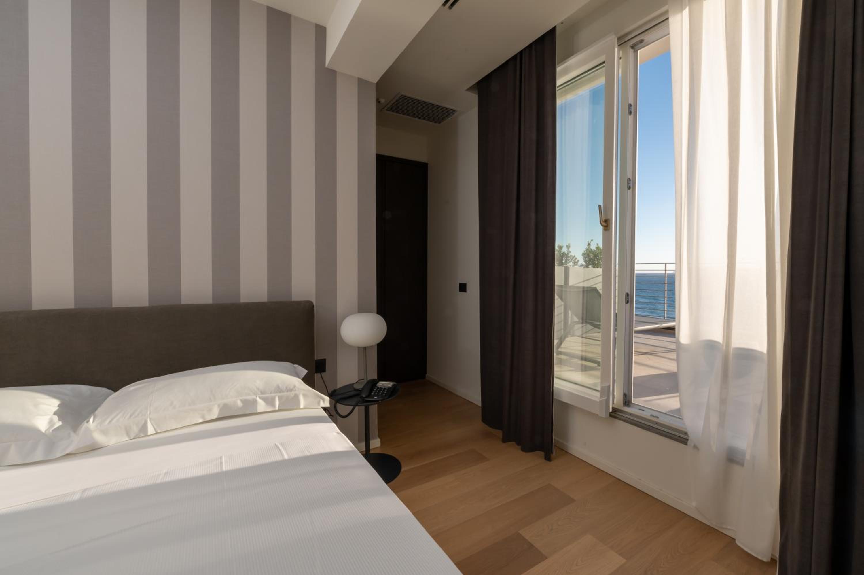 Double or Twin Room with Terrace - Photo 7