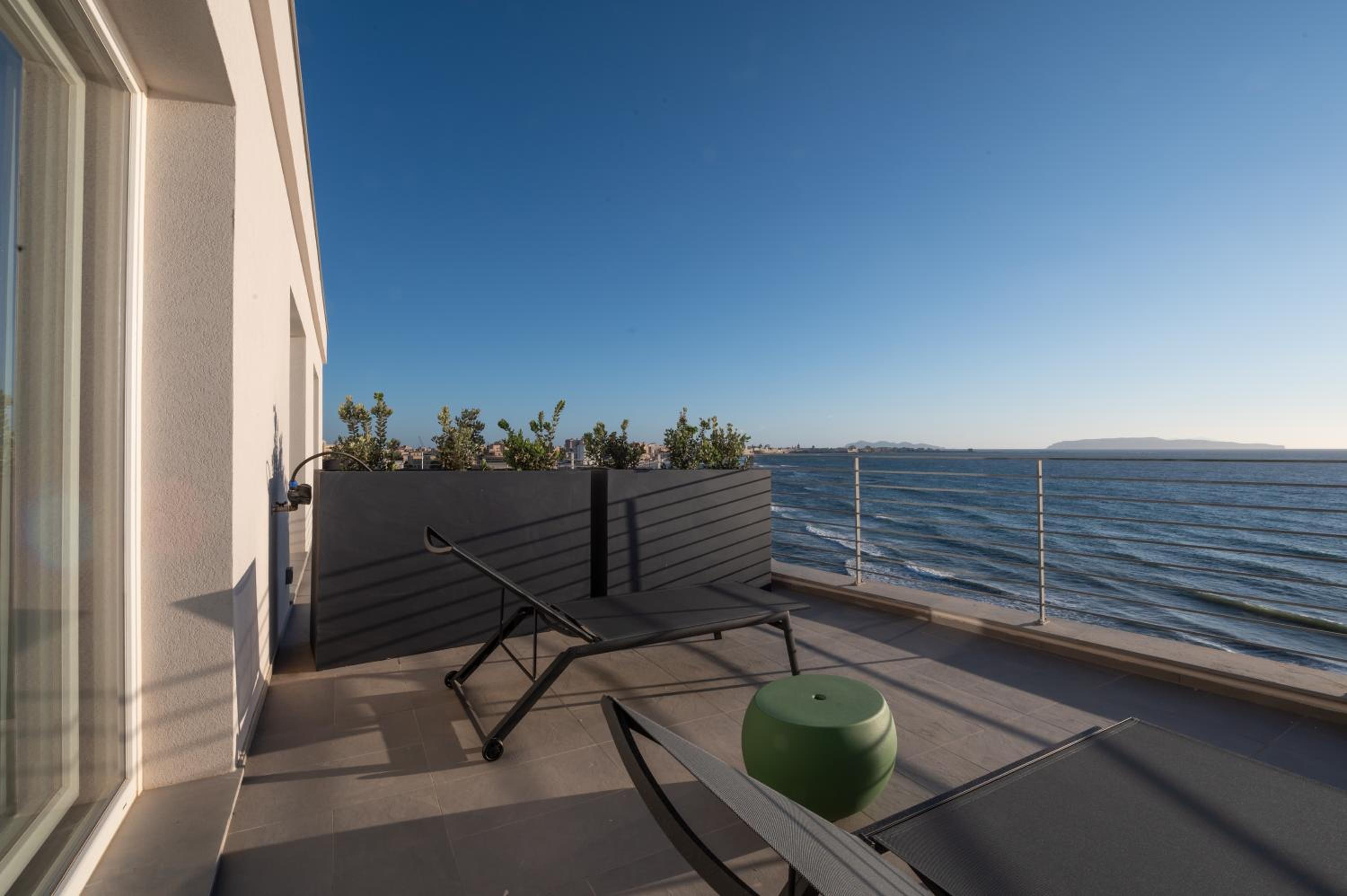 Double or Twin Room with Terrace - Photo 8