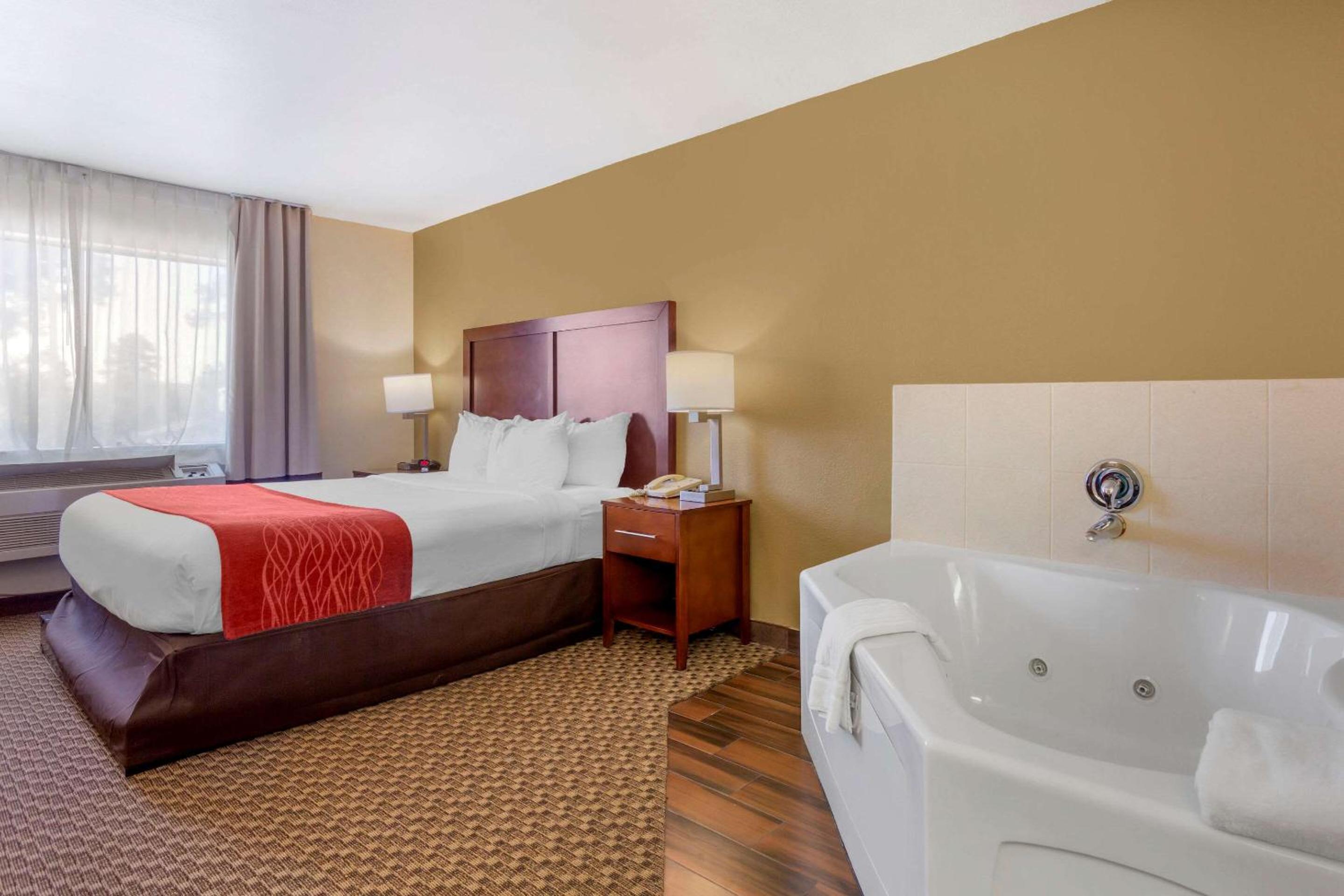 Deluxe King Room with Jacuzzi Tub - Non-Smoking - Photo 1