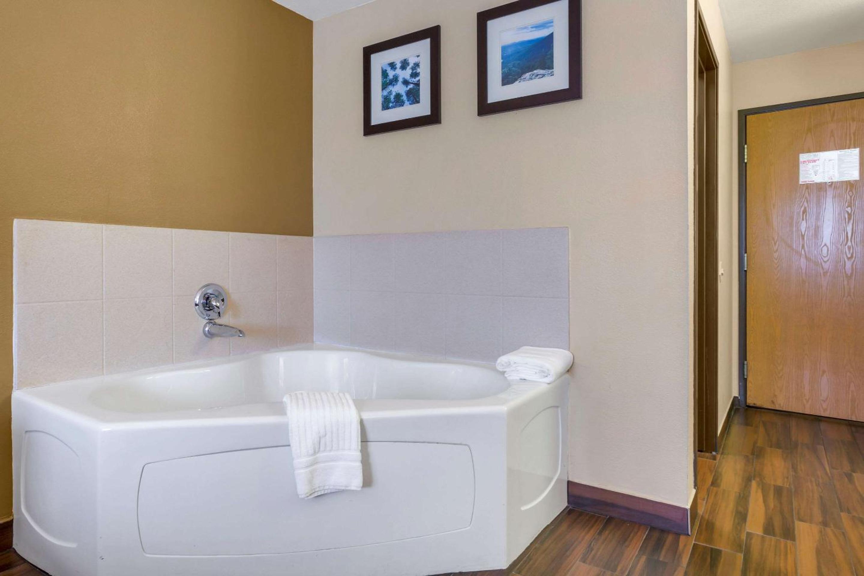 Deluxe King Room with Jacuzzi Tub - Non-Smoking - Photo 2