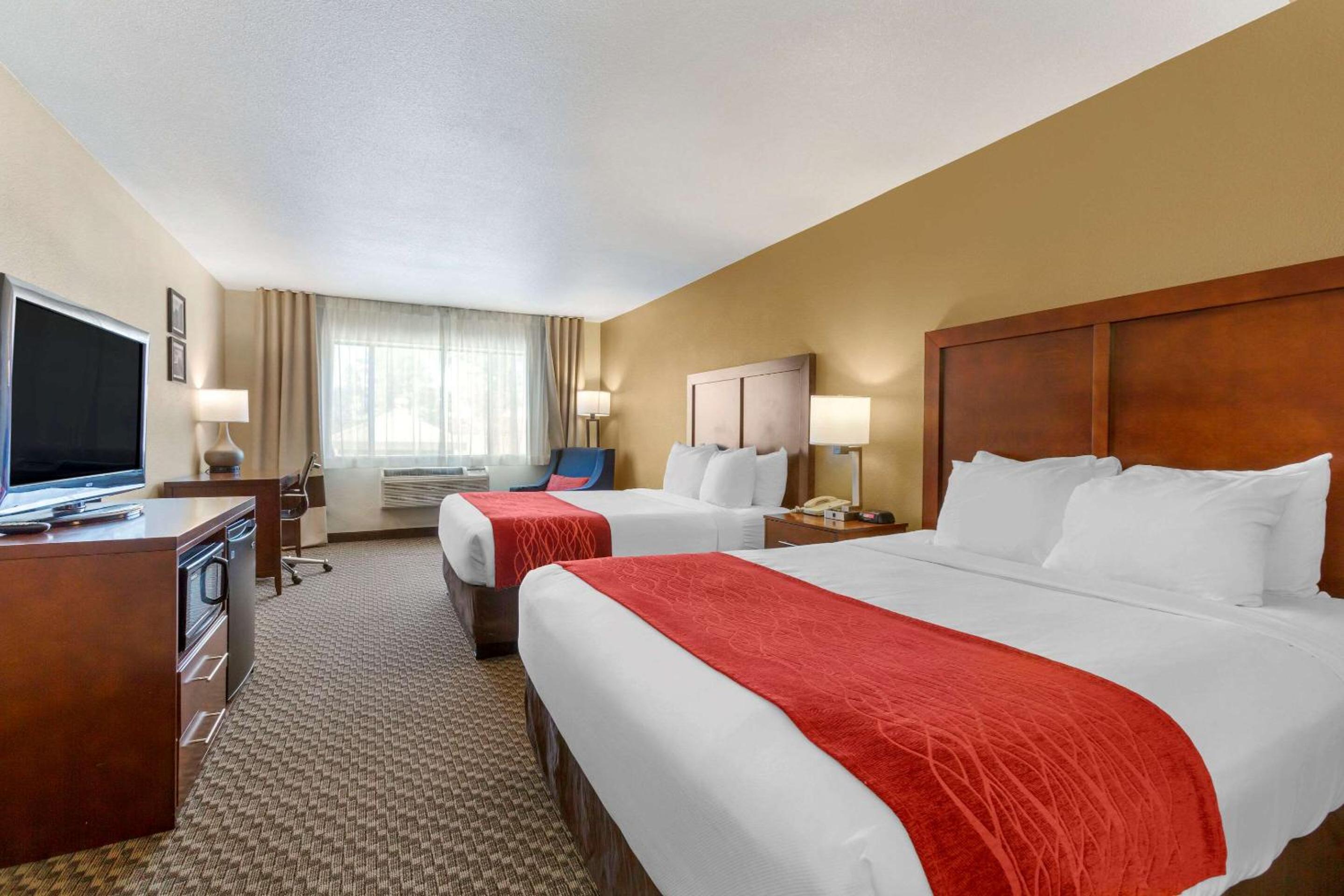 Queen Room with Two Queen Beds - Non-Smoking - Photo 1