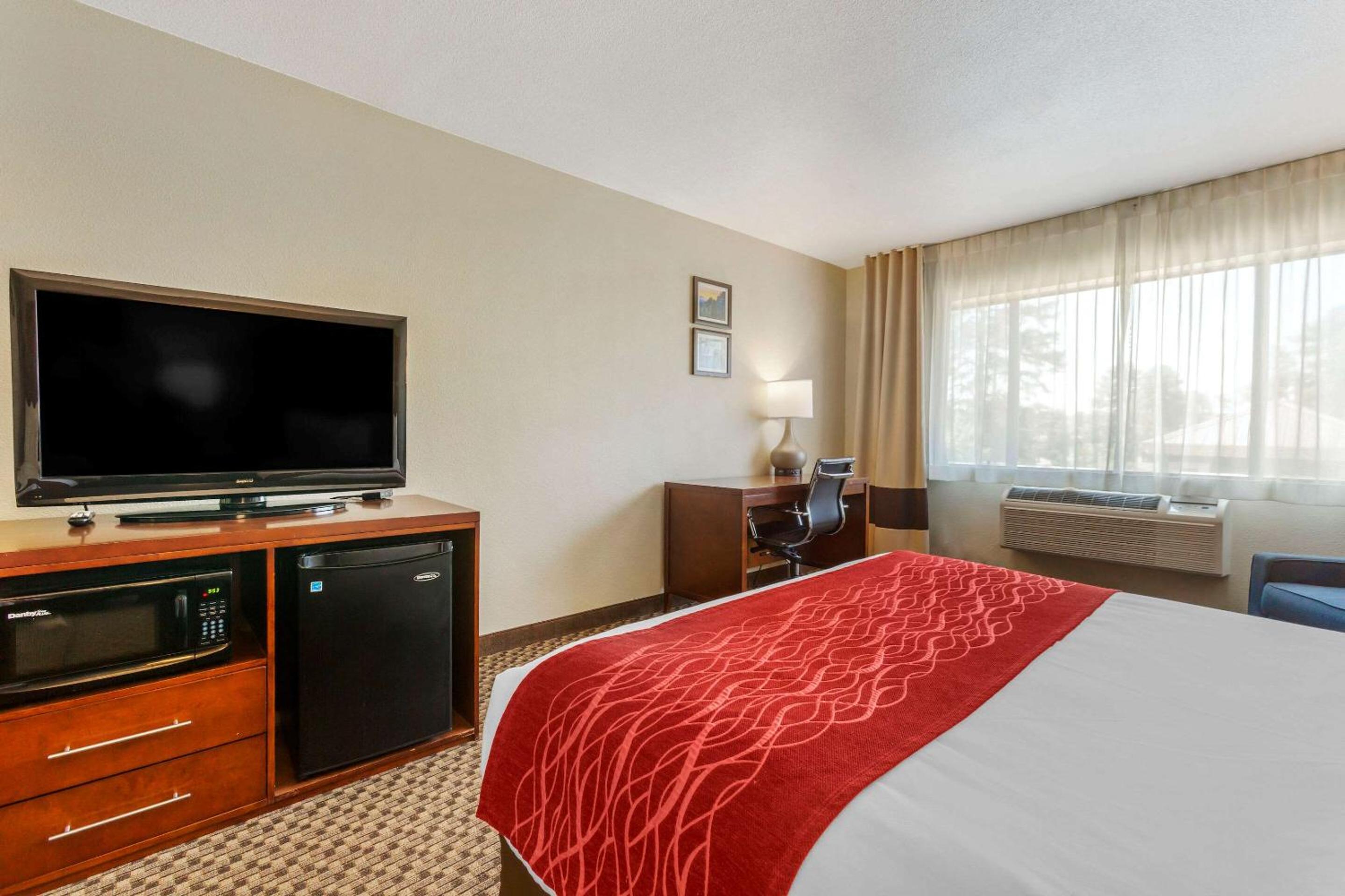 Queen Room with Two Queen Beds - Non-Smoking - Photo 4
