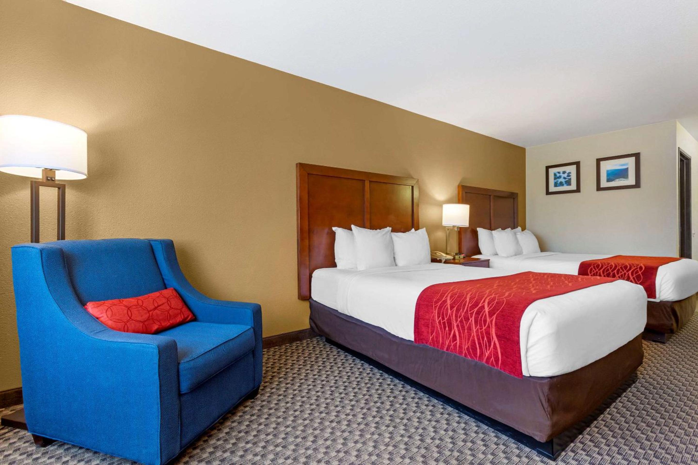 Queen Room with Two Queen Beds - Non-Smoking - Photo 2