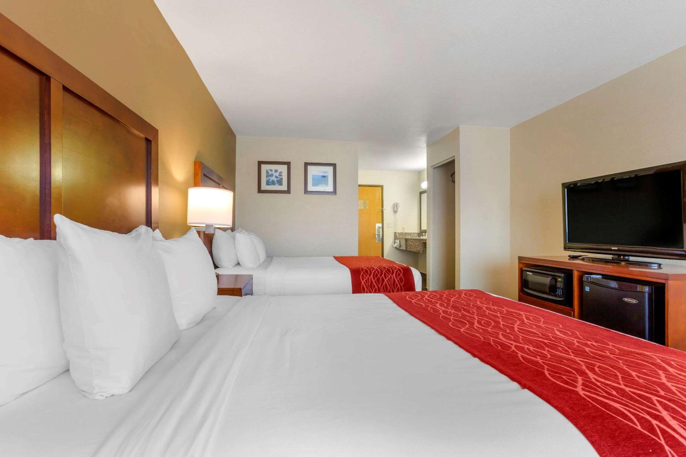 Queen Room with Two Queen Beds - Non-Smoking - Photo 3