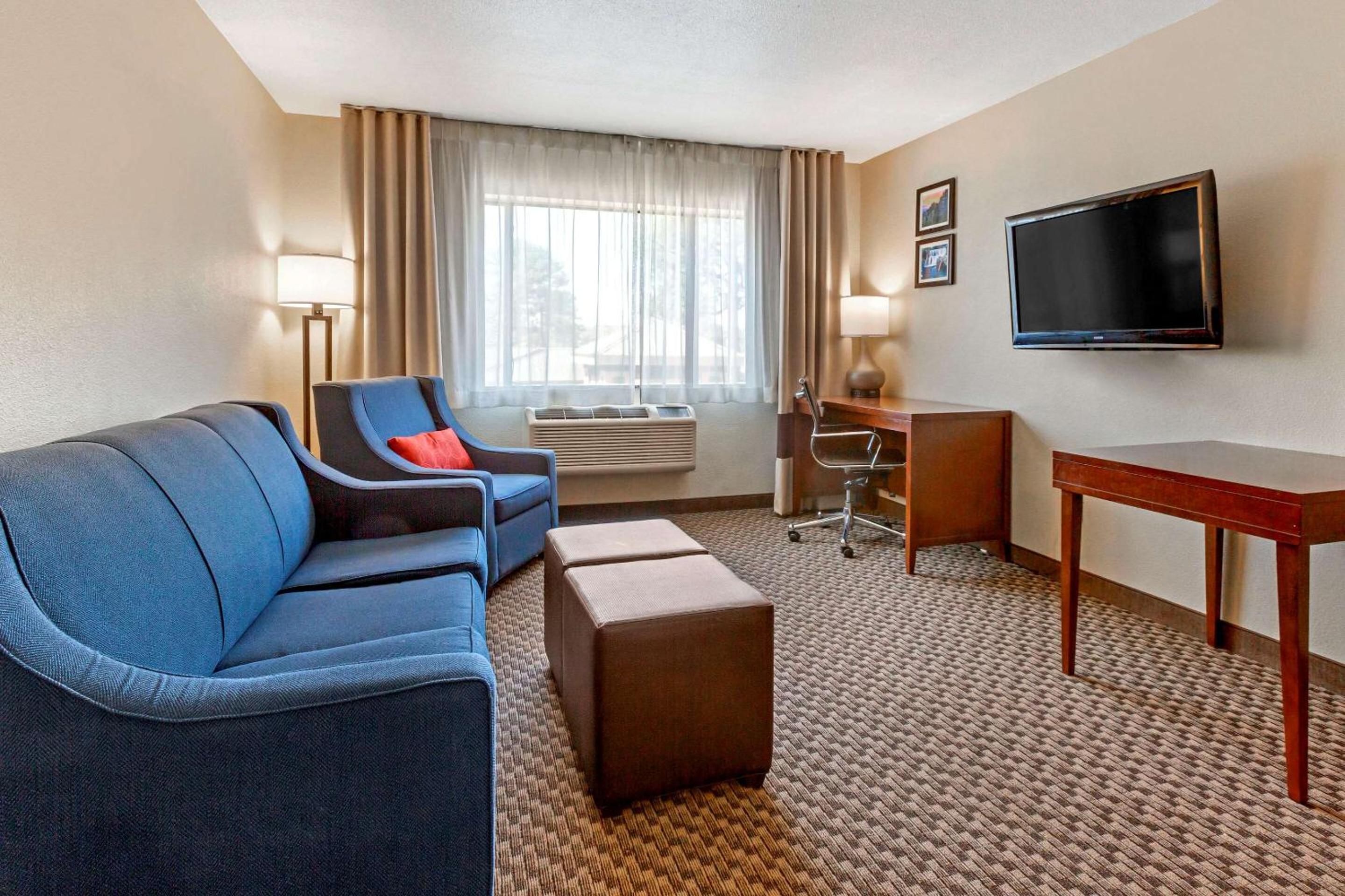 Queen Suite with Two Queen Beds and Jacuzzi - Non-Smoking - Photo 1