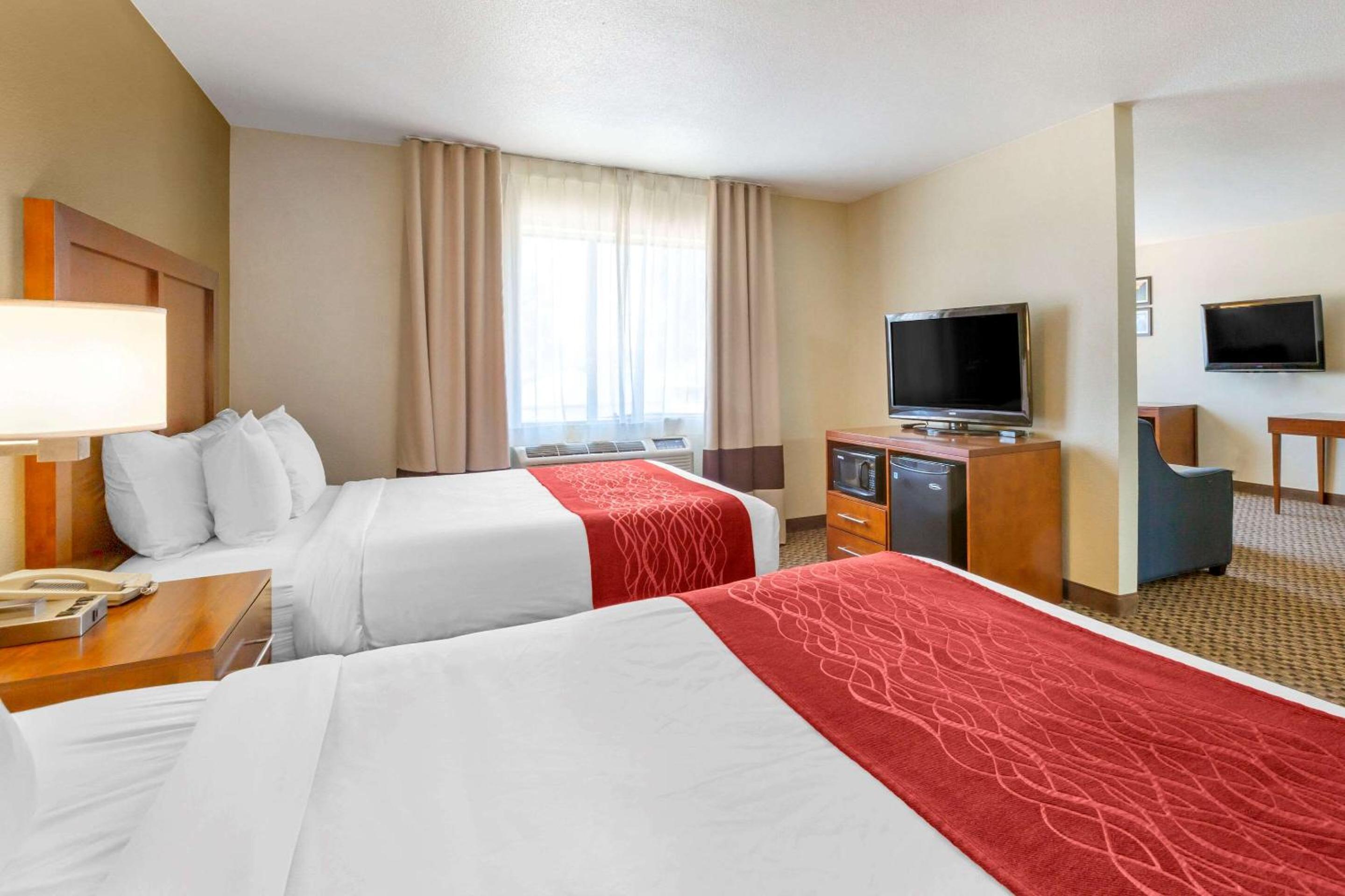 Queen Suite with Two Queen Beds and Jacuzzi - Non-Smoking - Photo 2
