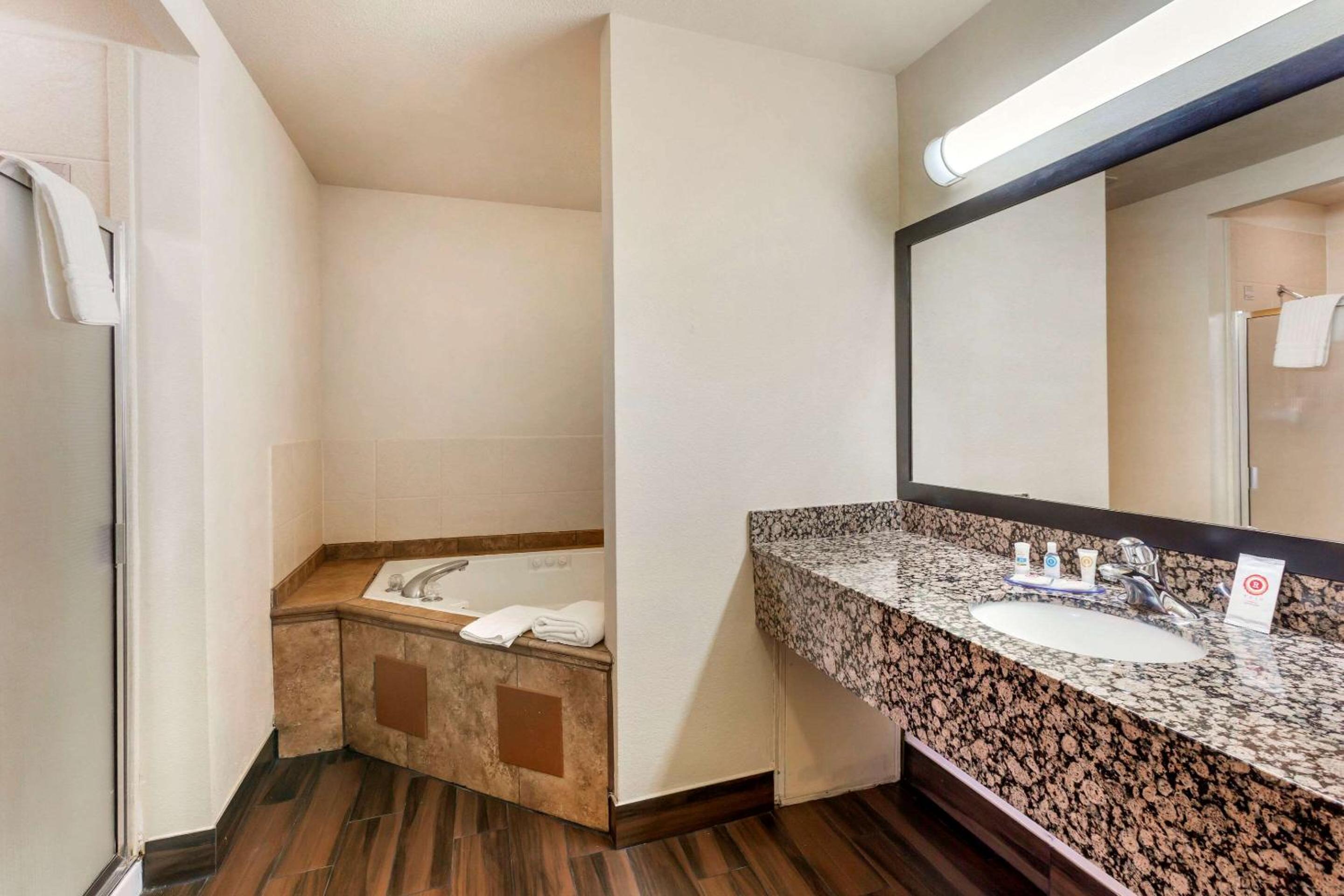 Queen Suite with Two Queen Beds and Jacuzzi - Non-Smoking - Photo 5