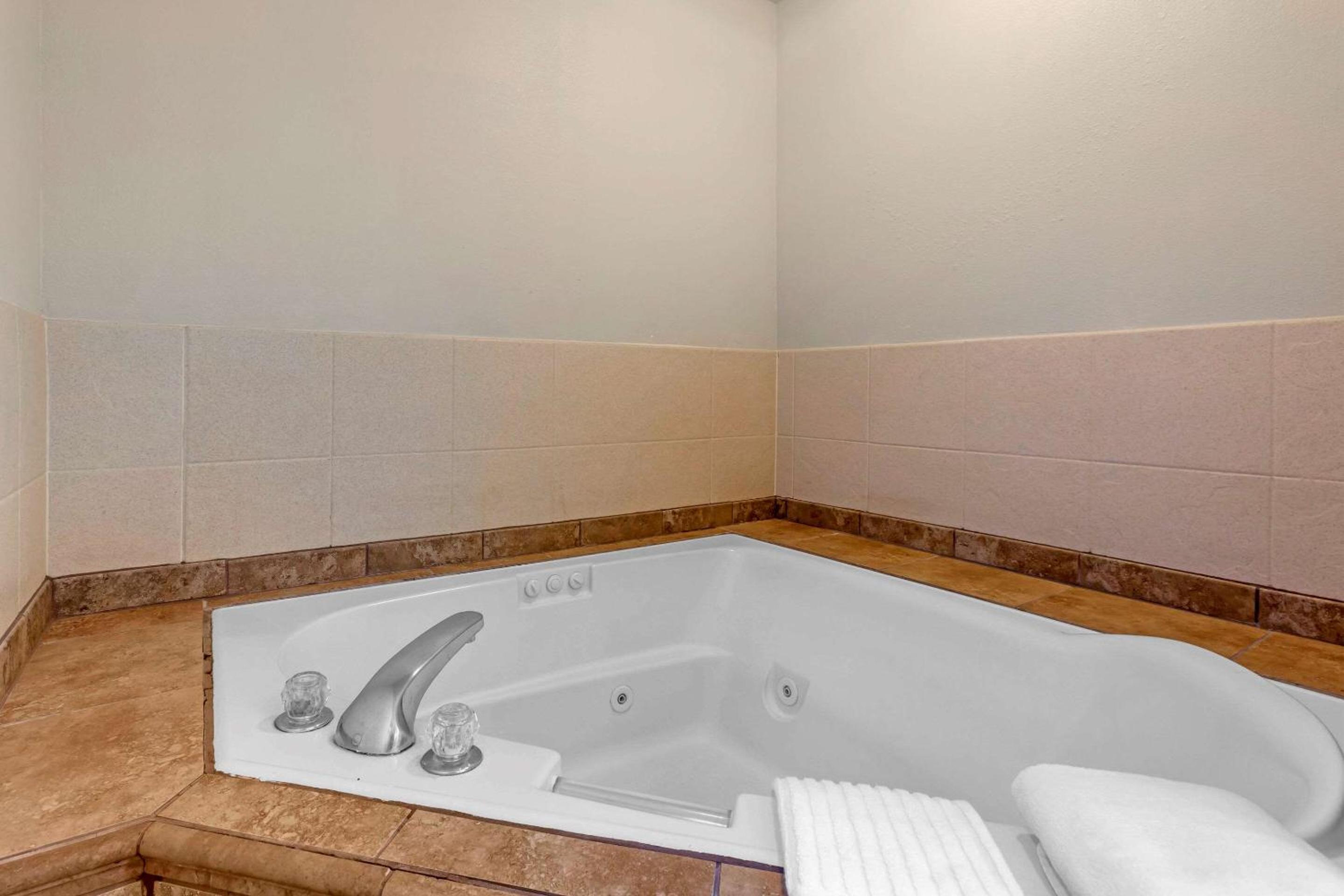 Queen Suite with Two Queen Beds and Jacuzzi - Non-Smoking - Photo 3