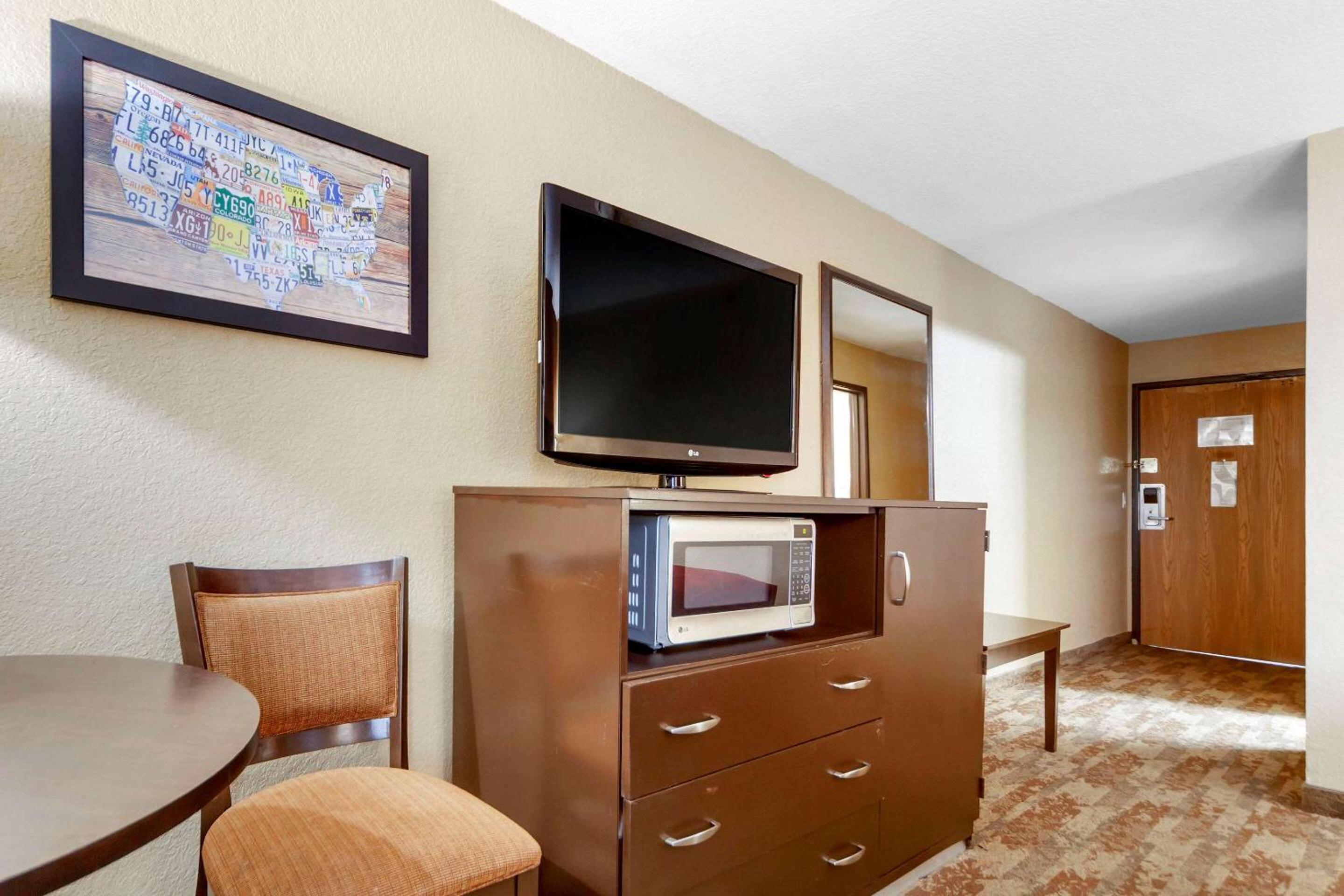 King Room - Non-Smoking - Photo 5