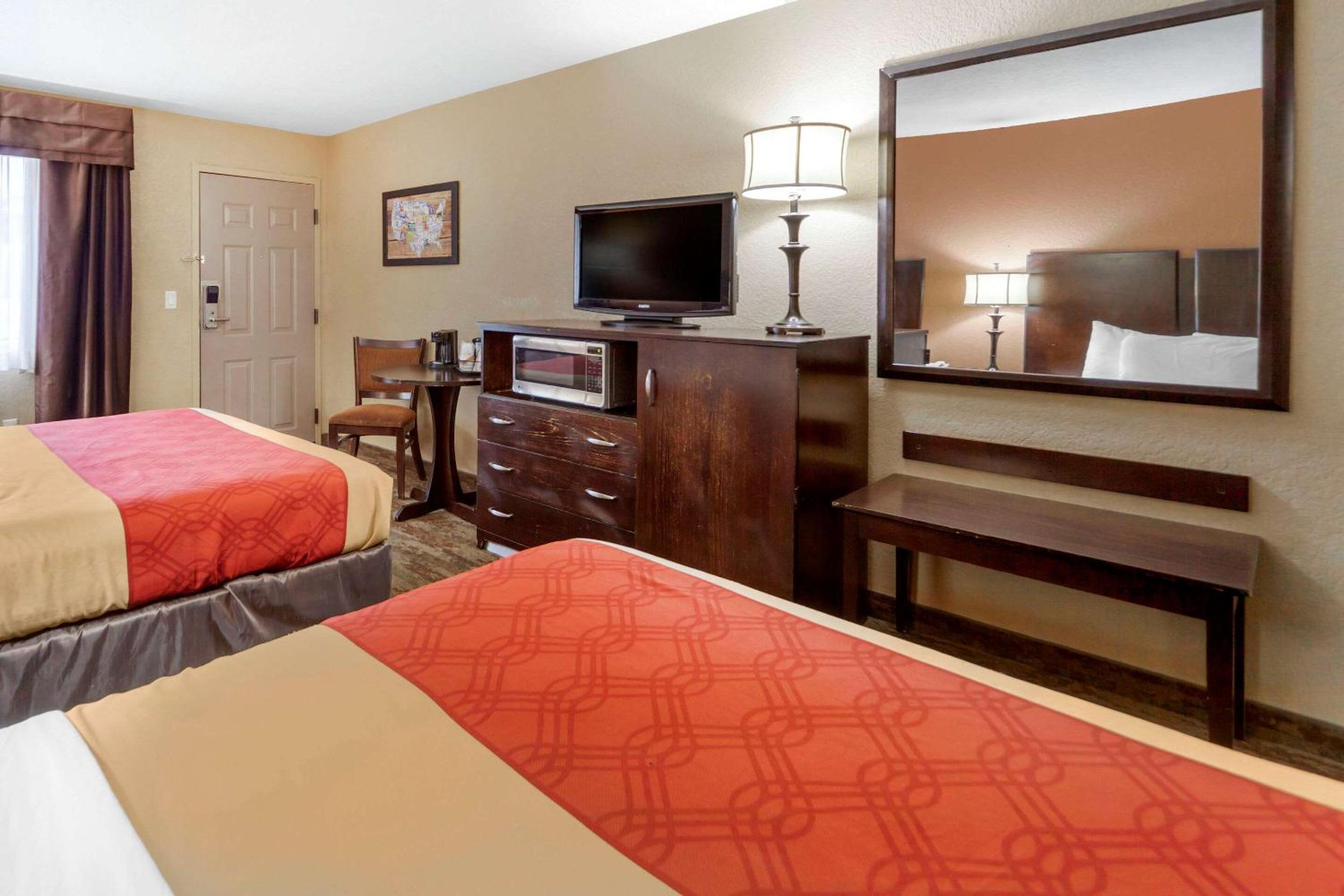 Queen Room with Two Queen Beds - Photo 3