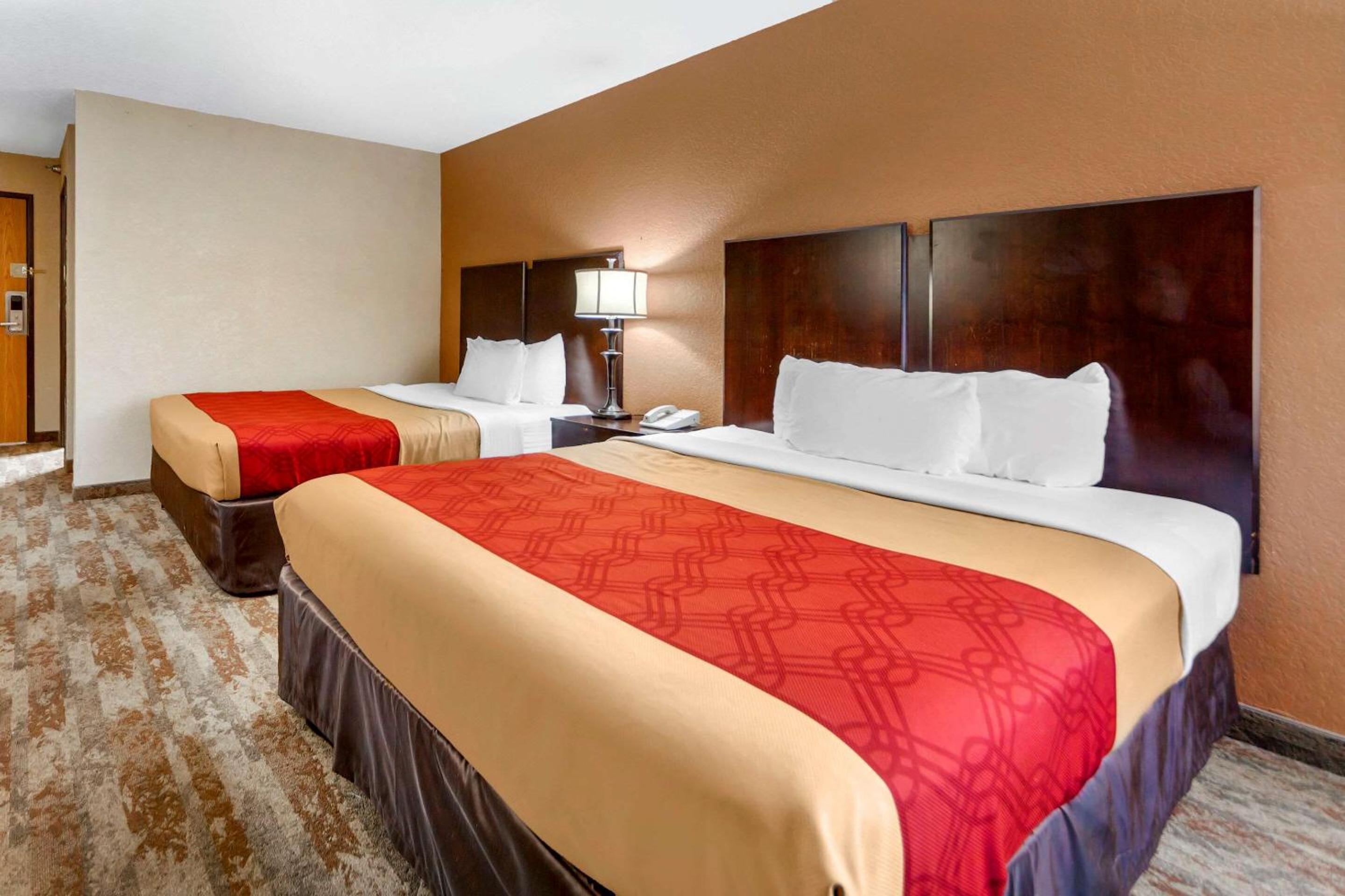 Queen Room with Two Queen Beds - Photo 4