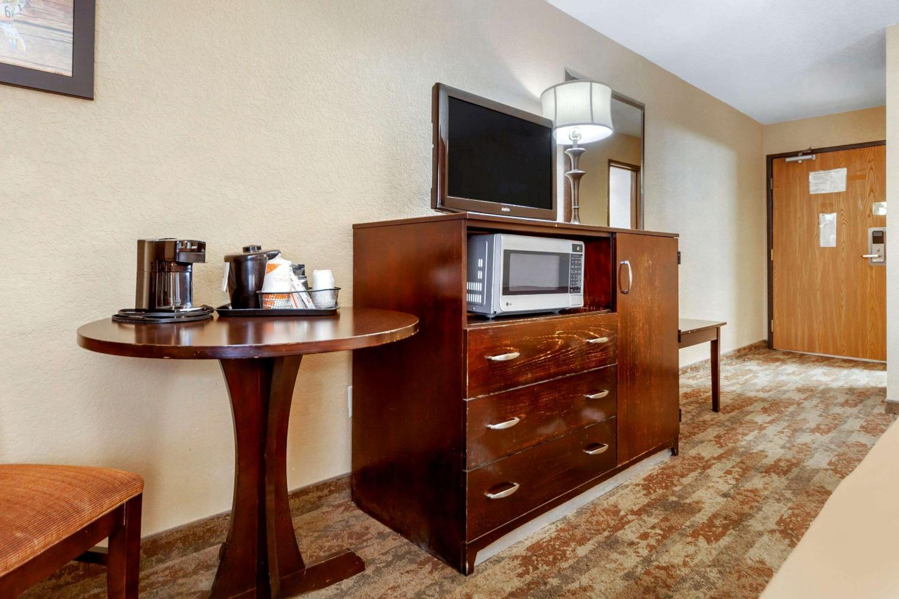 Queen Room with Two Queen Beds - Photo 5