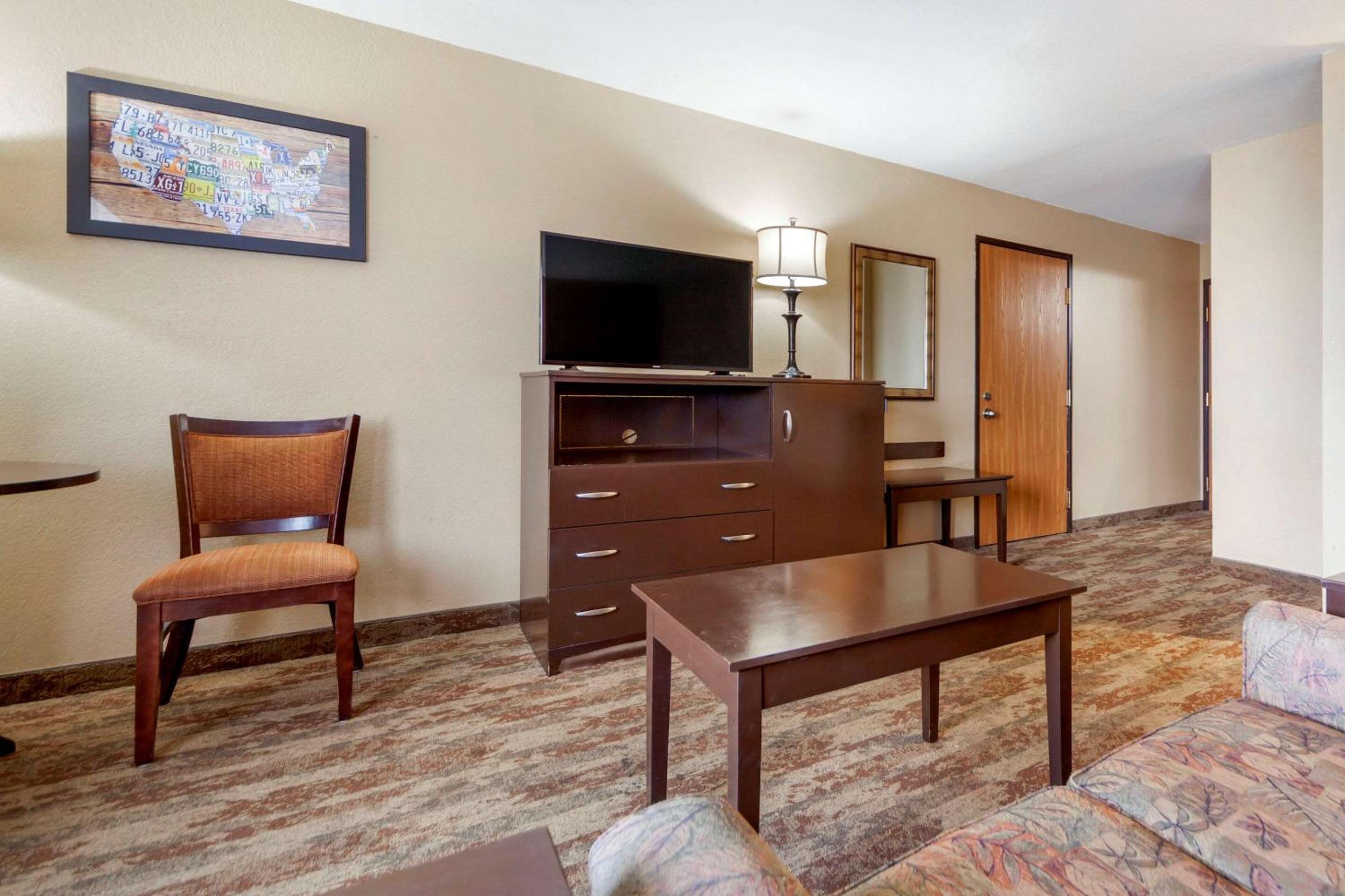 Queen Suite - Non-Smoking - Photo 4