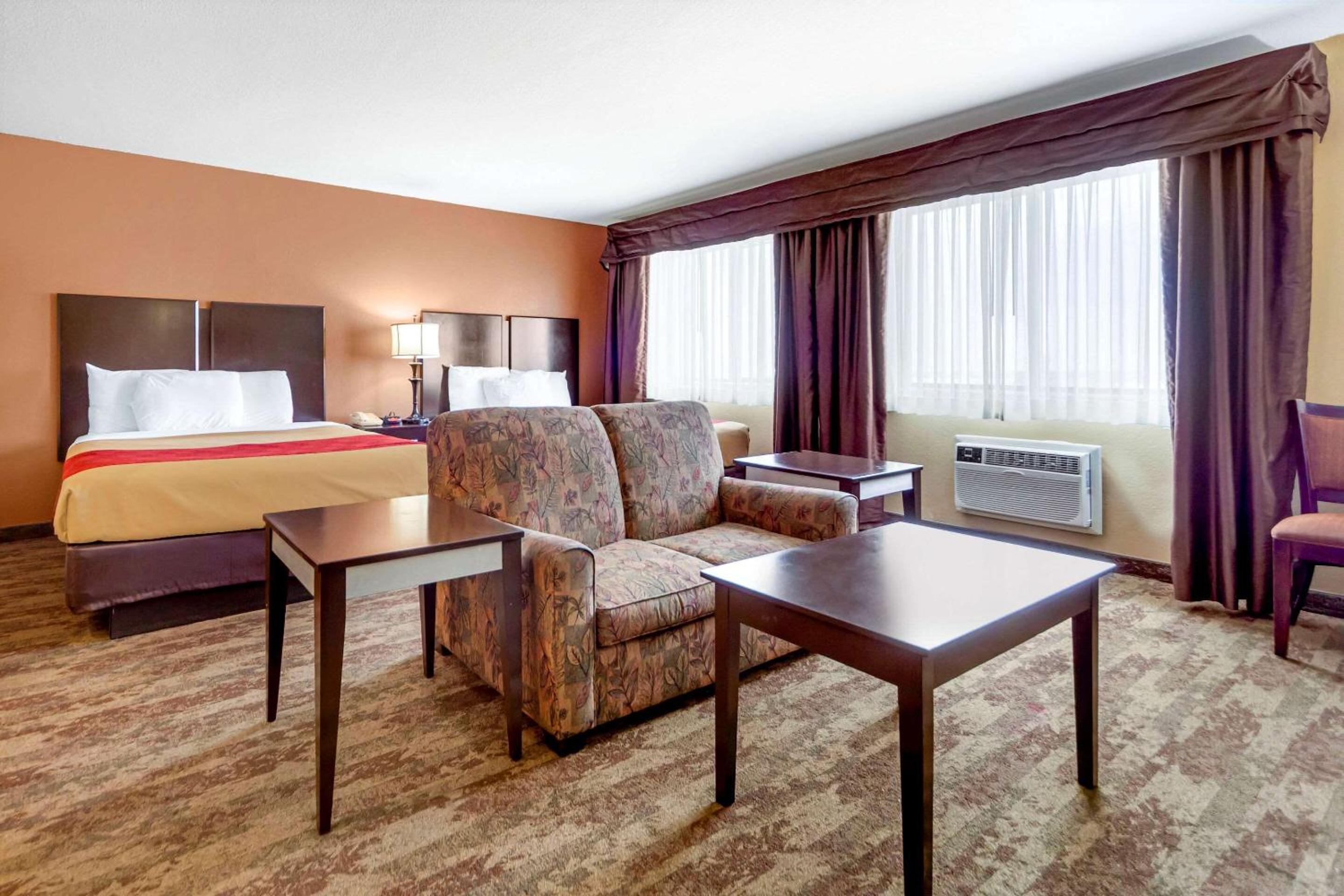 Queen Suite - Non-Smoking - Photo 2