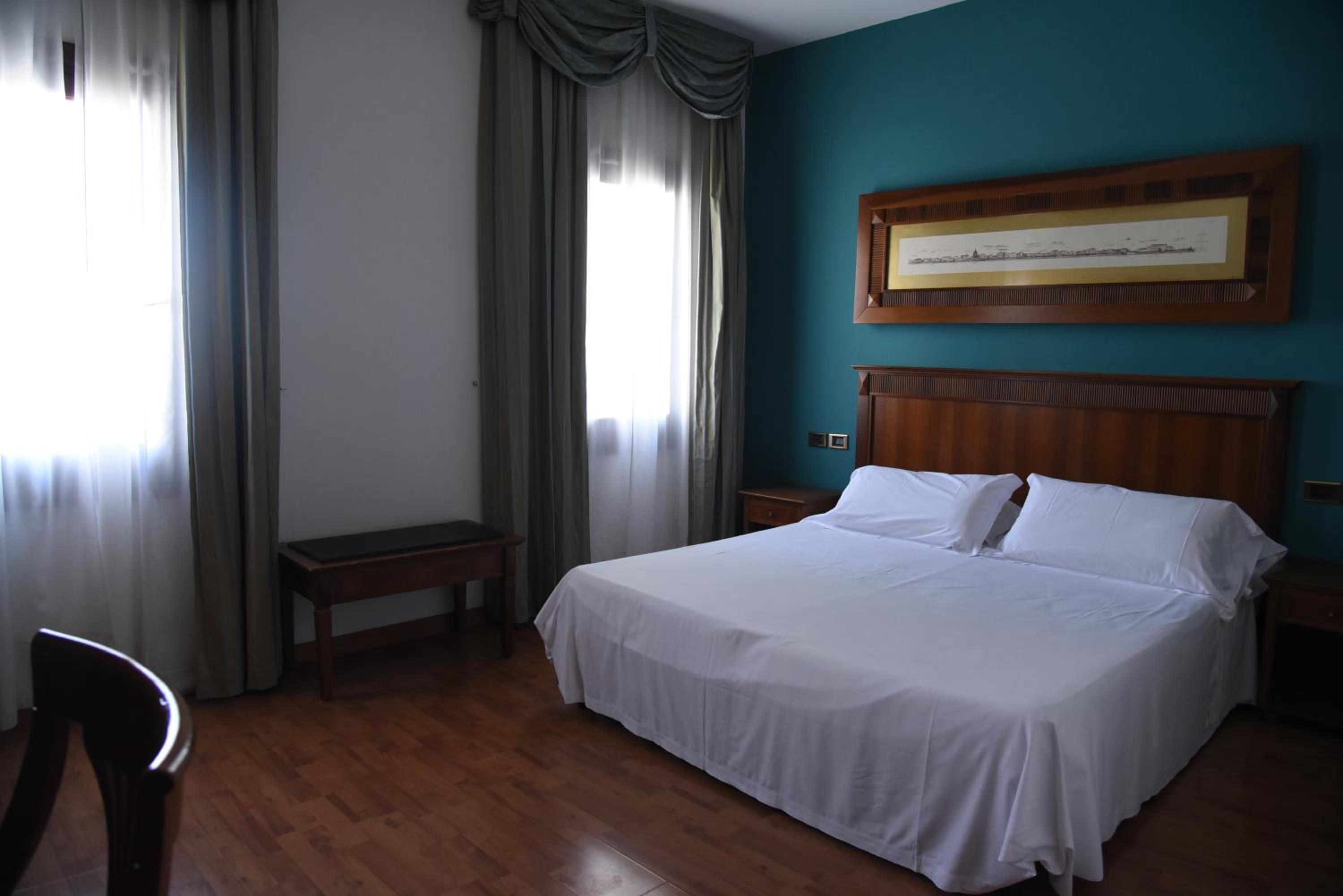 Standard Double or Twin Room - Photo 9
