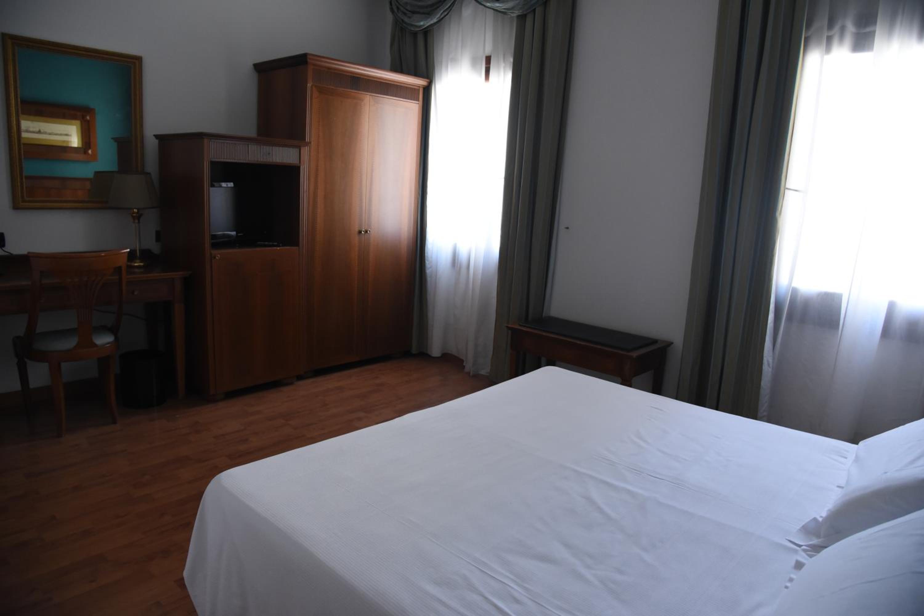 Standard Double or Twin Room - Photo 4