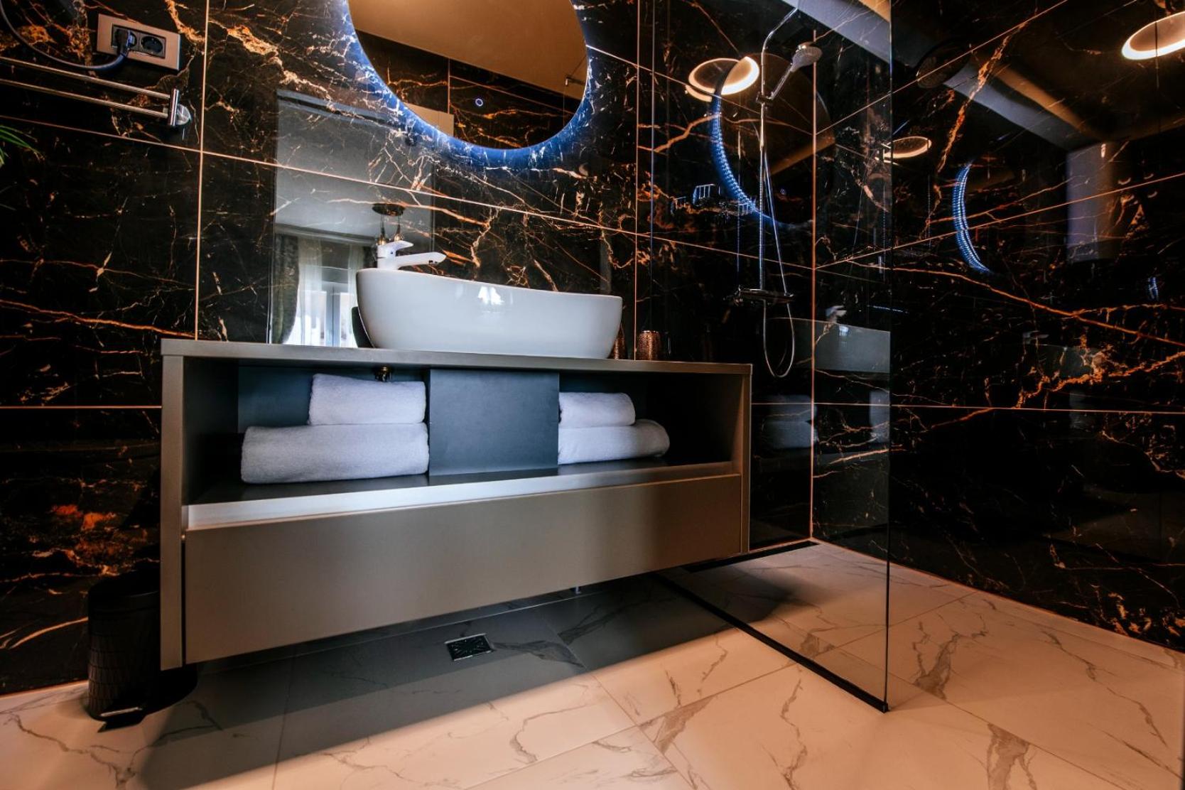 Double Room with Private Bathroom - Photo 7