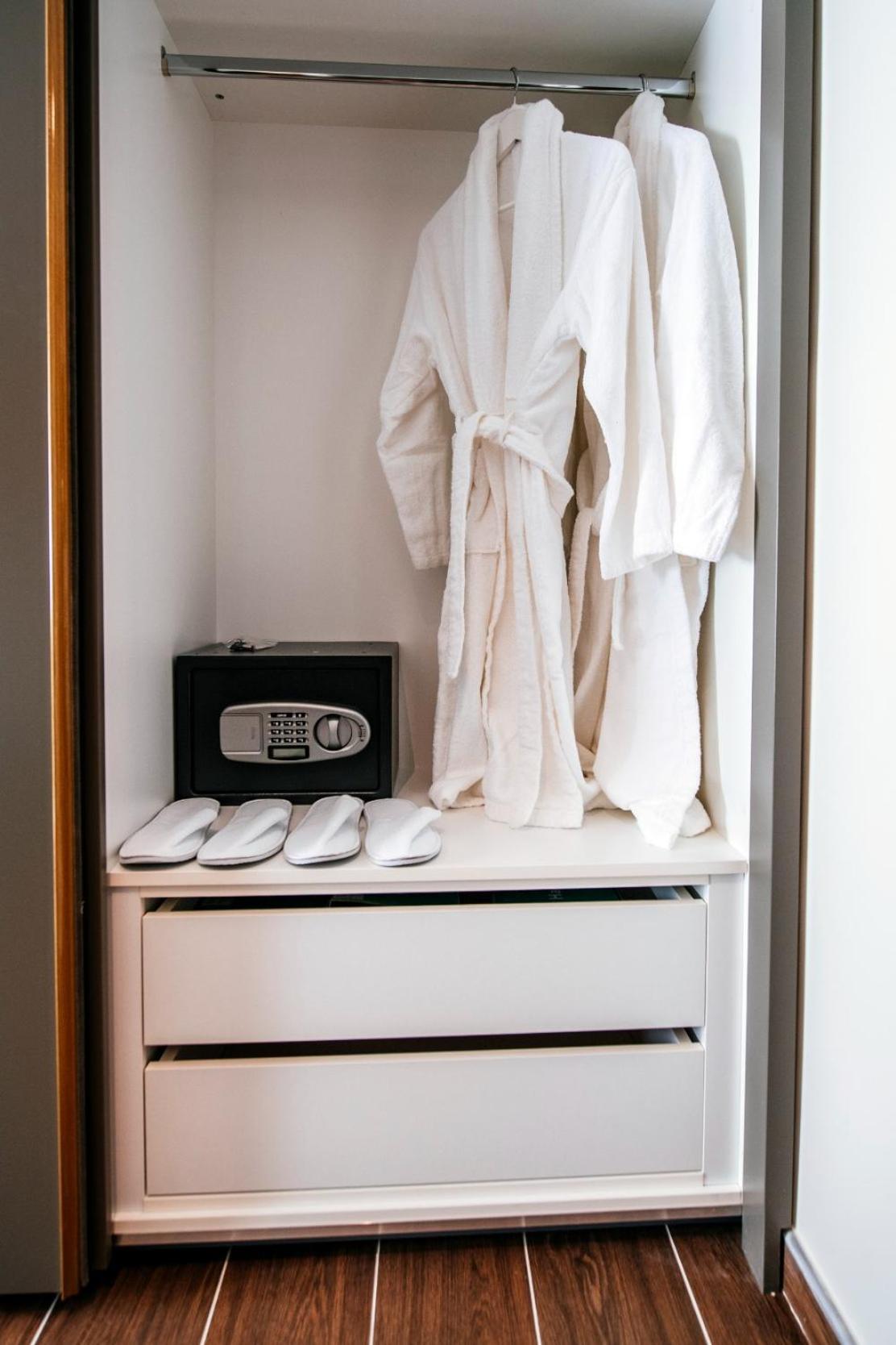 Double Room with Private Bathroom - Photo 15