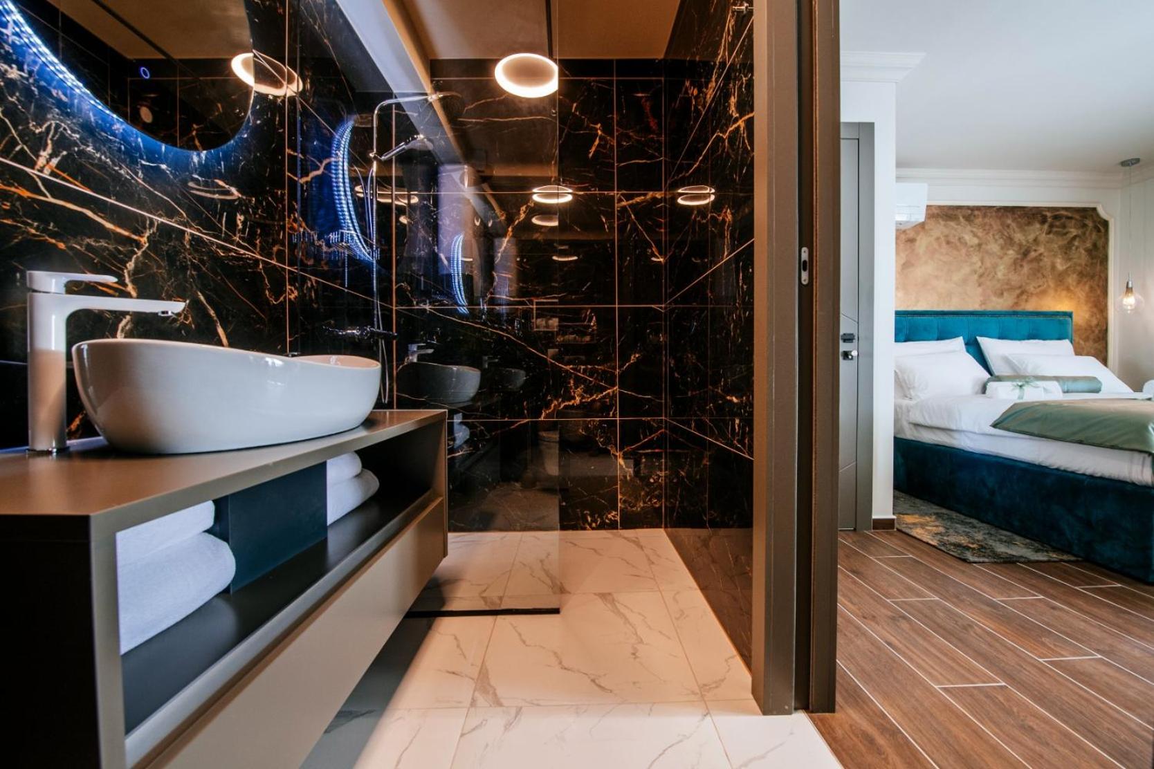 Double Room with Private Bathroom - Photo 8