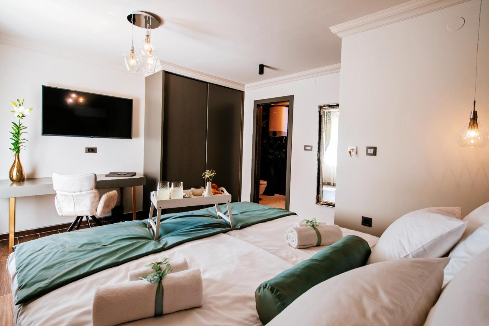 Double Room with Private Bathroom - Photo 16