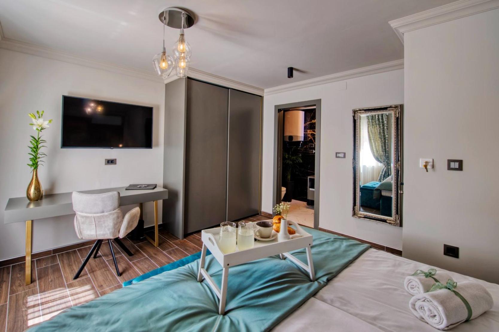 Double Room with Private Bathroom - Photo 18