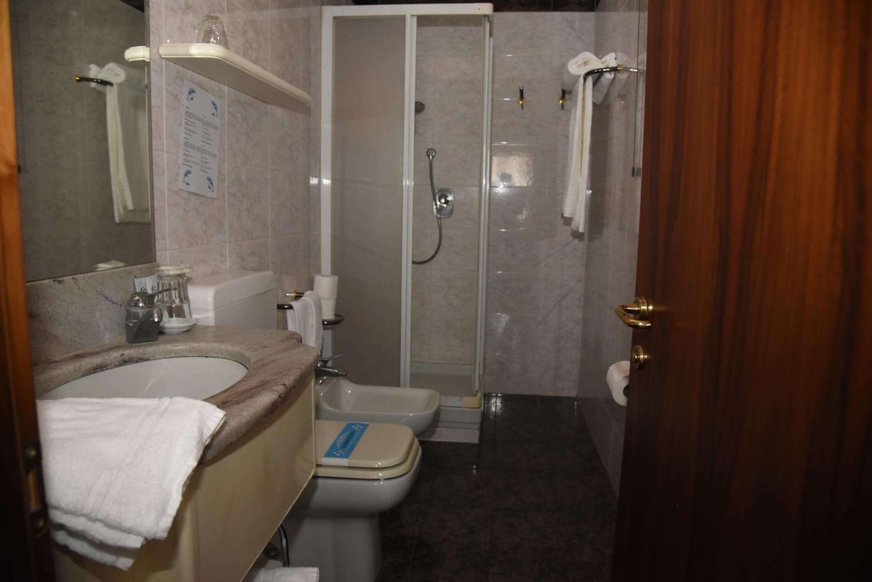 Standard Double or Twin Room - Photo 11