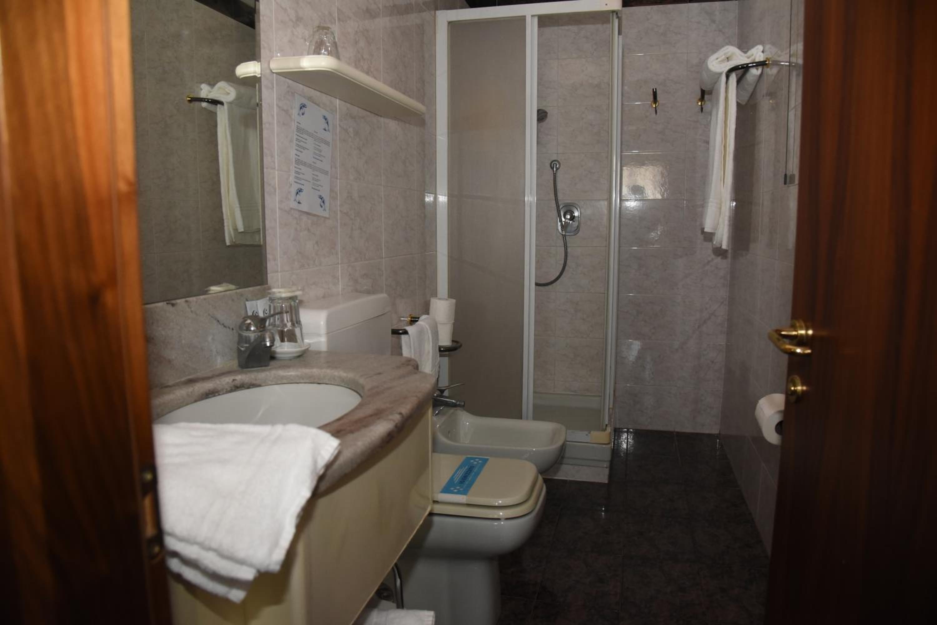 Standard Double or Twin Room - Photo 2