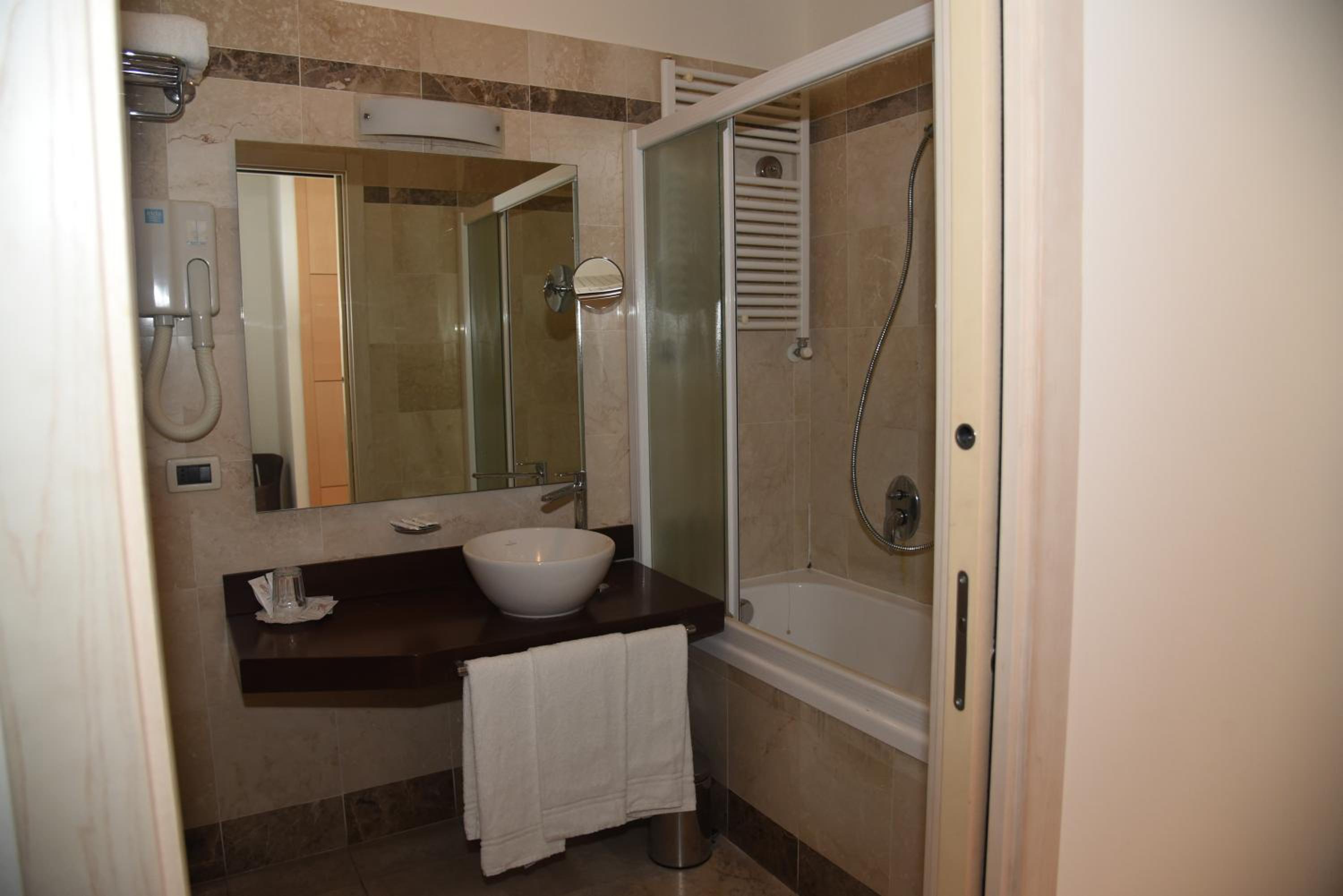 Superior Double or Twin Room - Photo 8